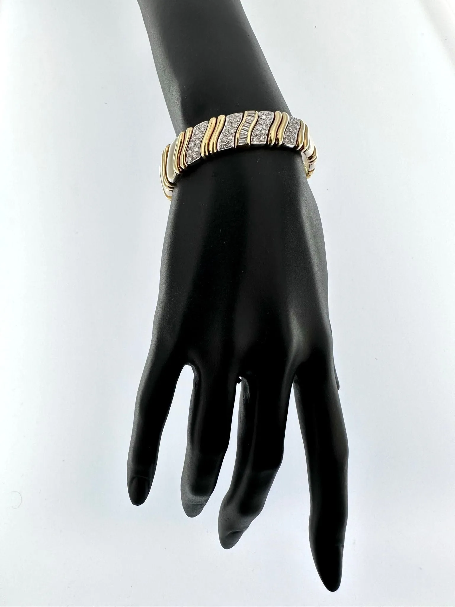 Bracelet italien manchette or jaune et or blanc avec diamants sold by 58 Facettes product image thumbnail 2