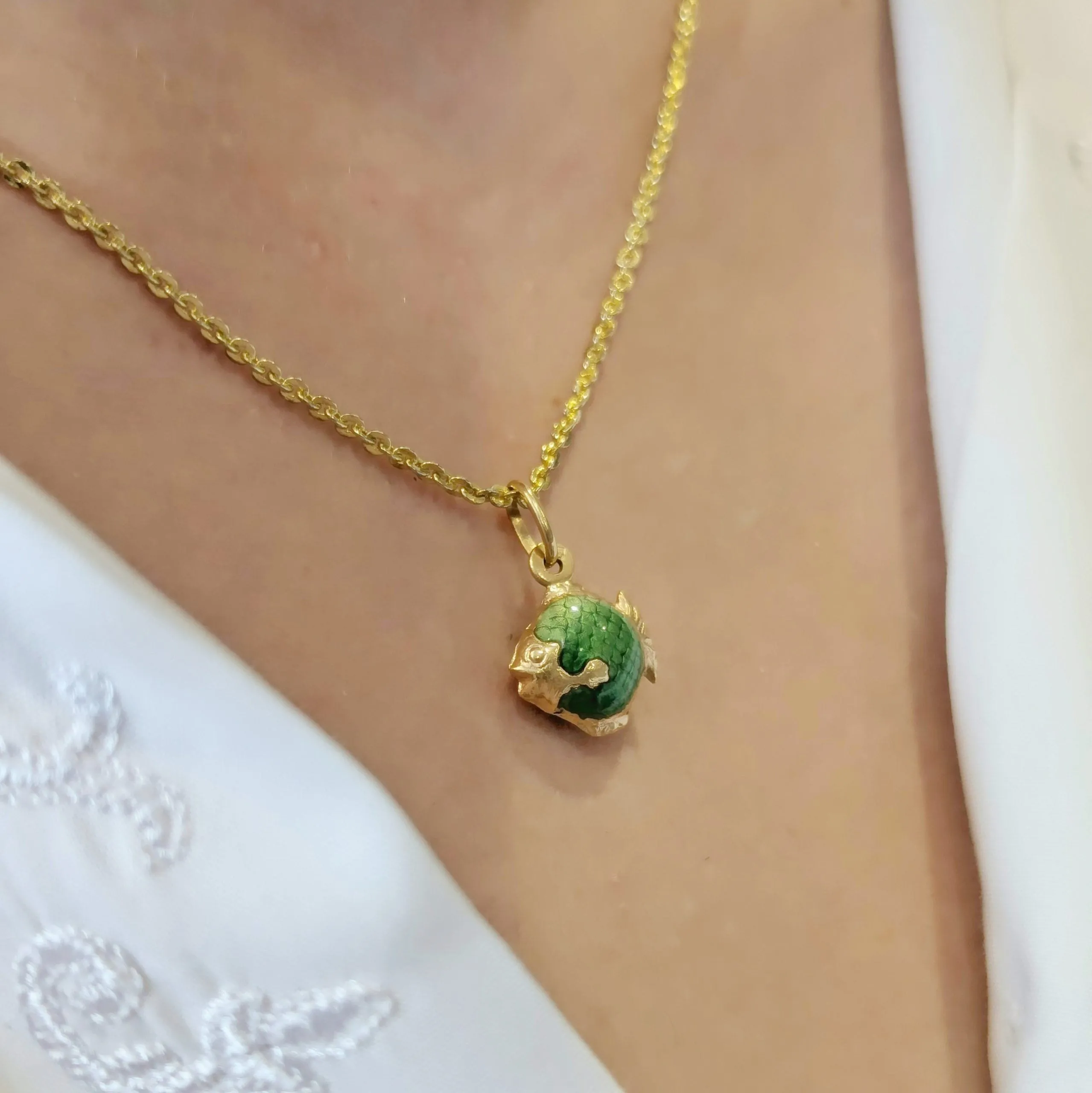 Pendentif poisson vintage signé Fabor en or jaune et émail vert sold by 58 Facettes product image thumbnail 3