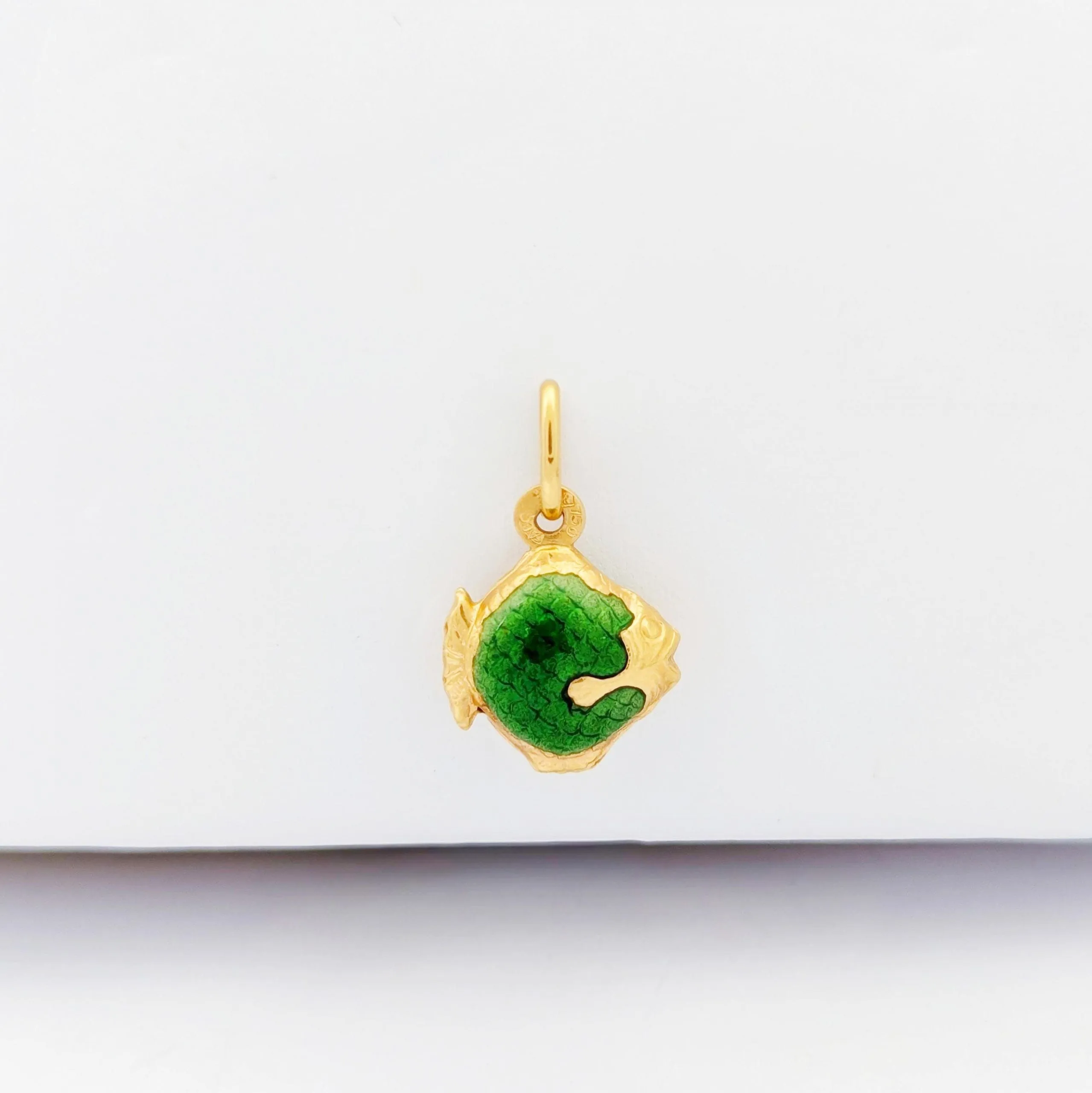 Pendentif poisson vintage signé Fabor en or jaune et émail vert sold by 58 Facettes product image thumbnail 4