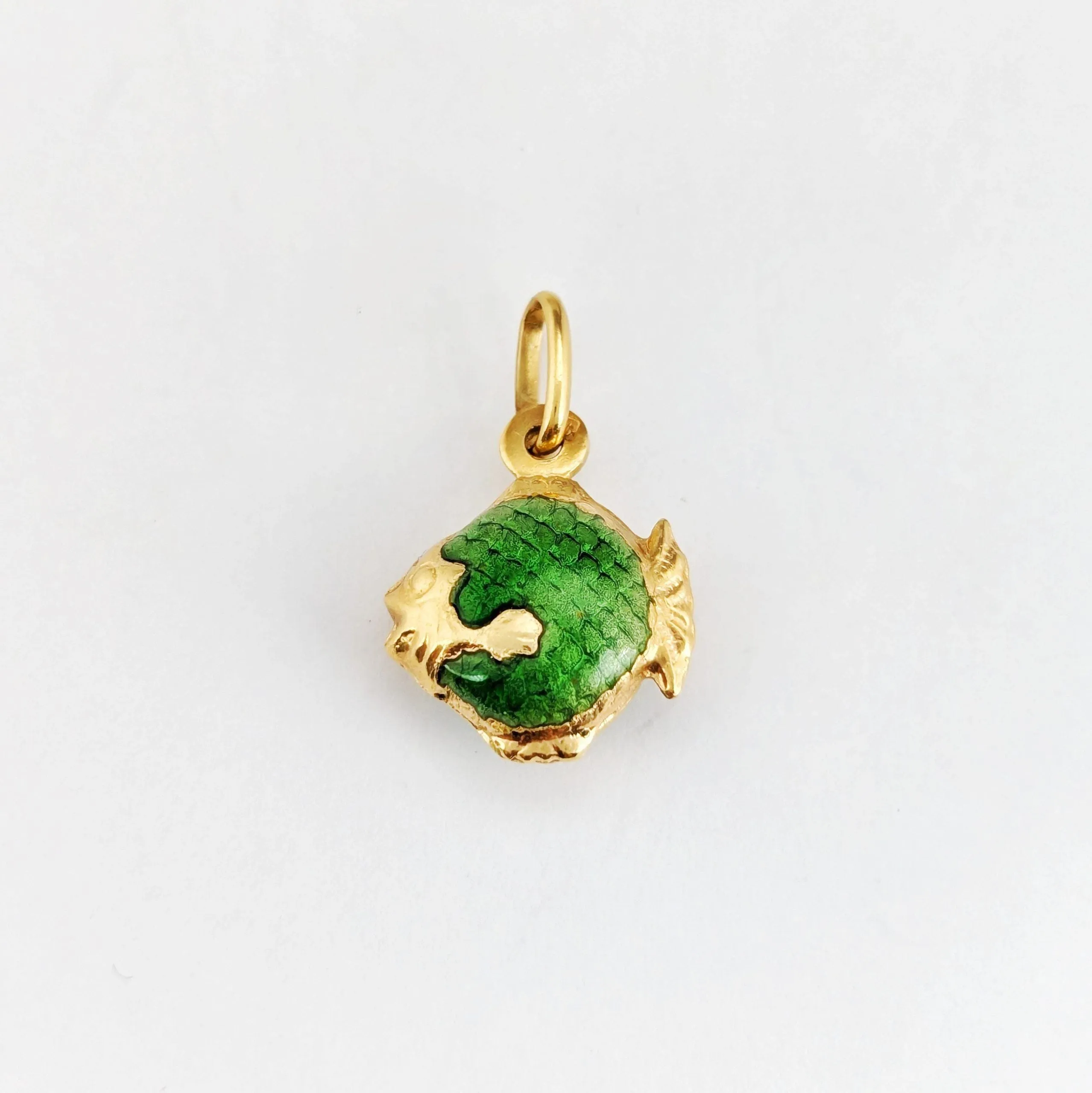 Pendentif poisson vintage signé Fabor en or jaune et émail vert sold by 58 Facettes product image thumbnail 5