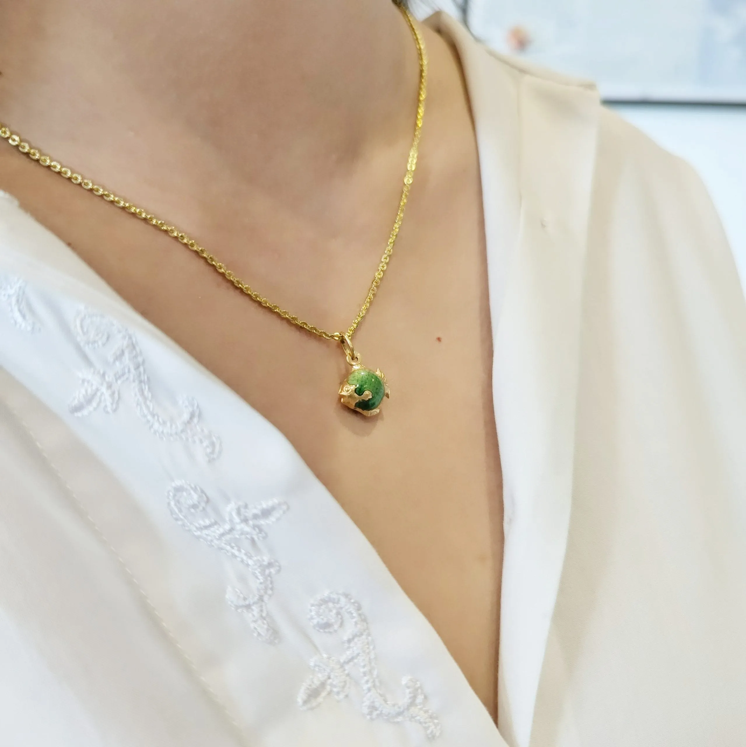 Pendentif poisson vintage signé Fabor en or jaune et émail vert sold by 58 Facettes product image thumbnail 2