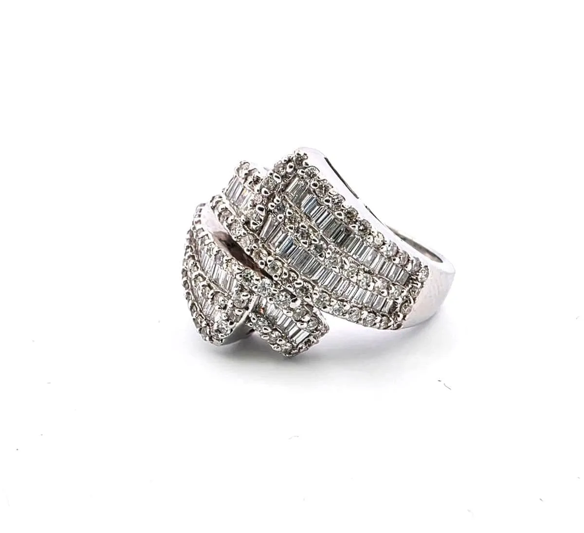 Bague en or blanc massif sertie de diamants brillants et baguettes sold by 58 Facettes