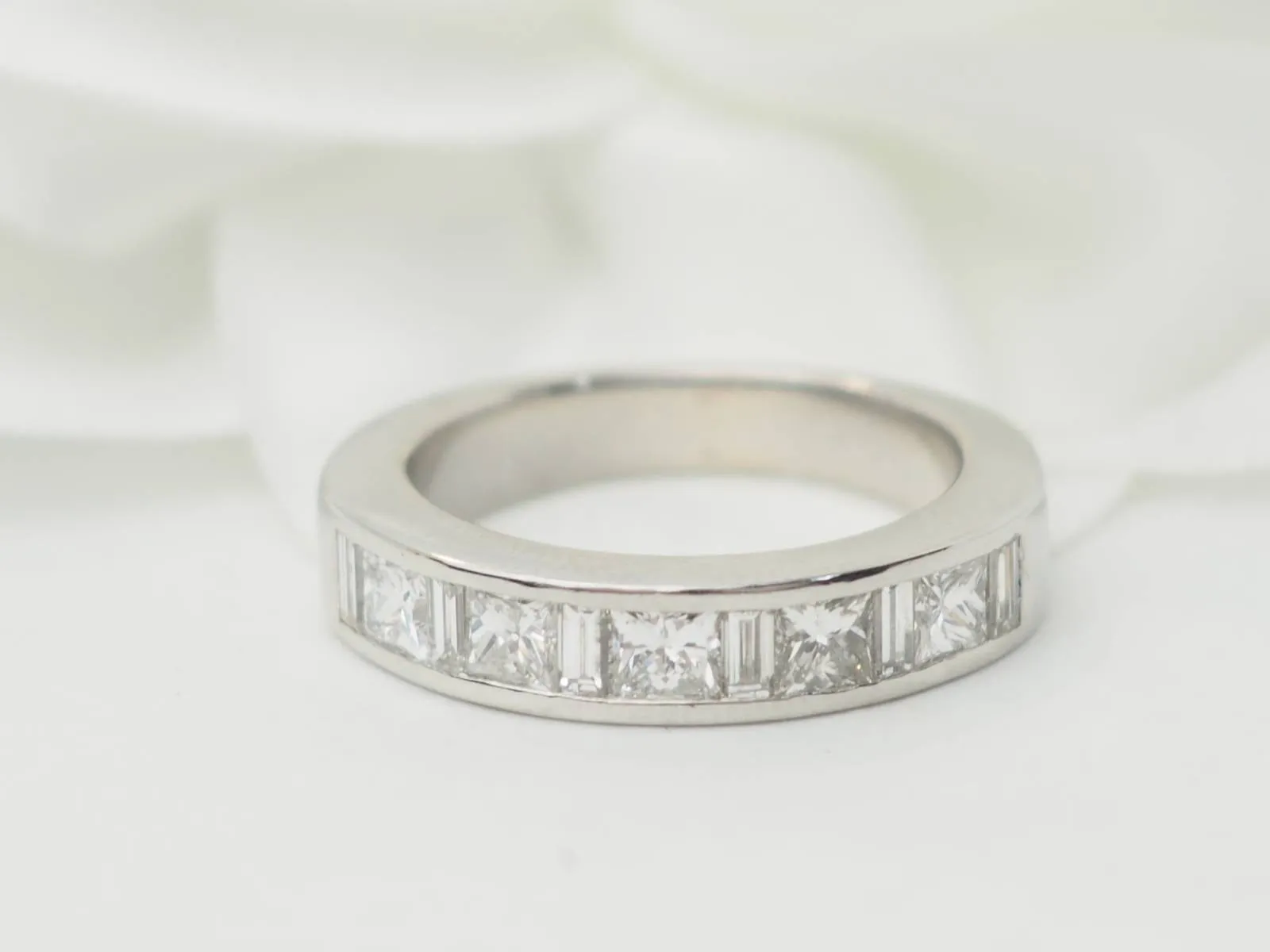Demi alliance en or blanc et diamants 1.06cts sold by 58 Facettes product image thumbnail 2