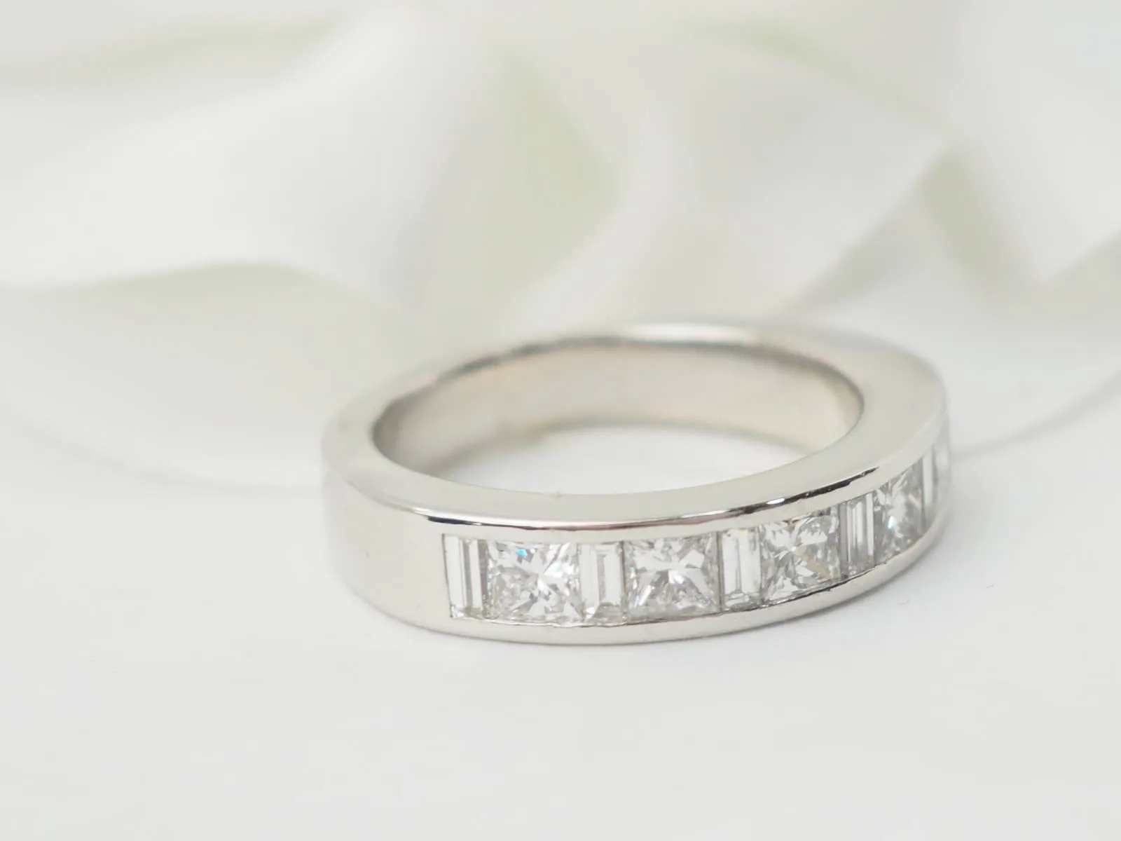Demi alliance en or blanc et diamants 1.06cts sold by 58 Facettes product image thumbnail 3