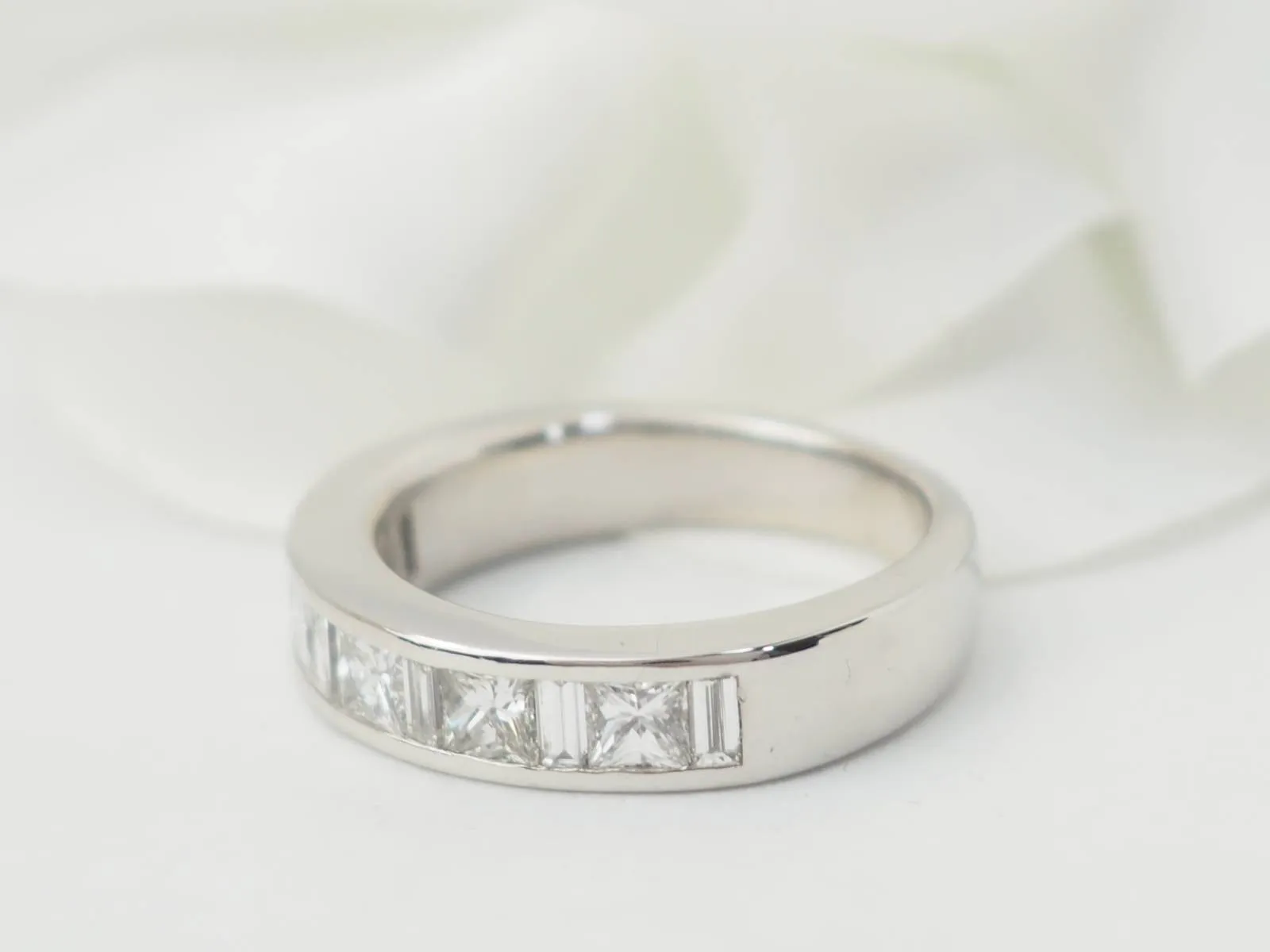 Demi alliance en or blanc et diamants 1.06cts sold by 58 Facettes product image thumbnail 4