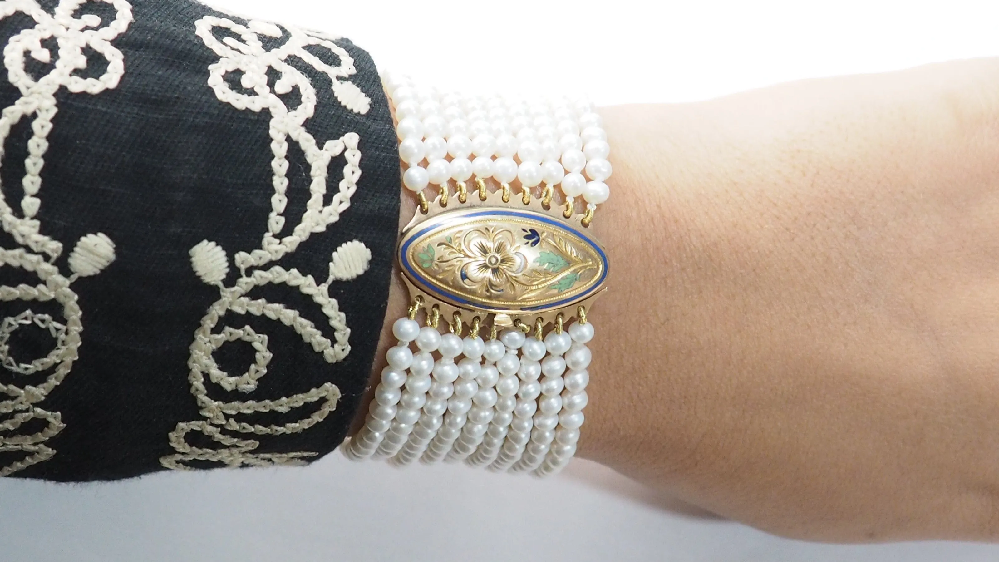 Bracelet ancien 9 rangs de perles de culture en or jaune sold by 58 Facettes product image thumbnail 5