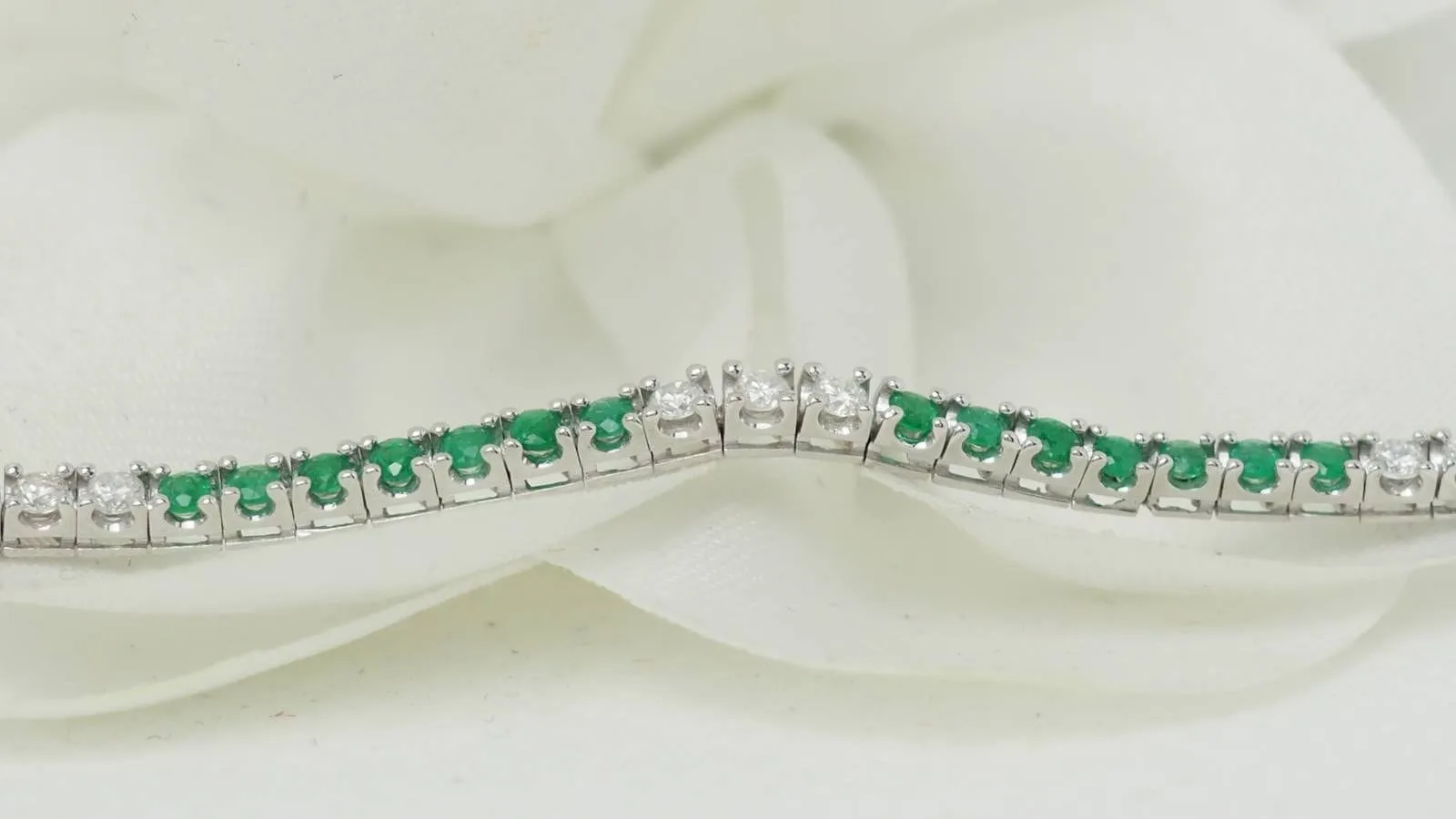 Bracelet rivière en or blanc, émeraudes et diamants sold by 58 Facettes product image thumbnail 3