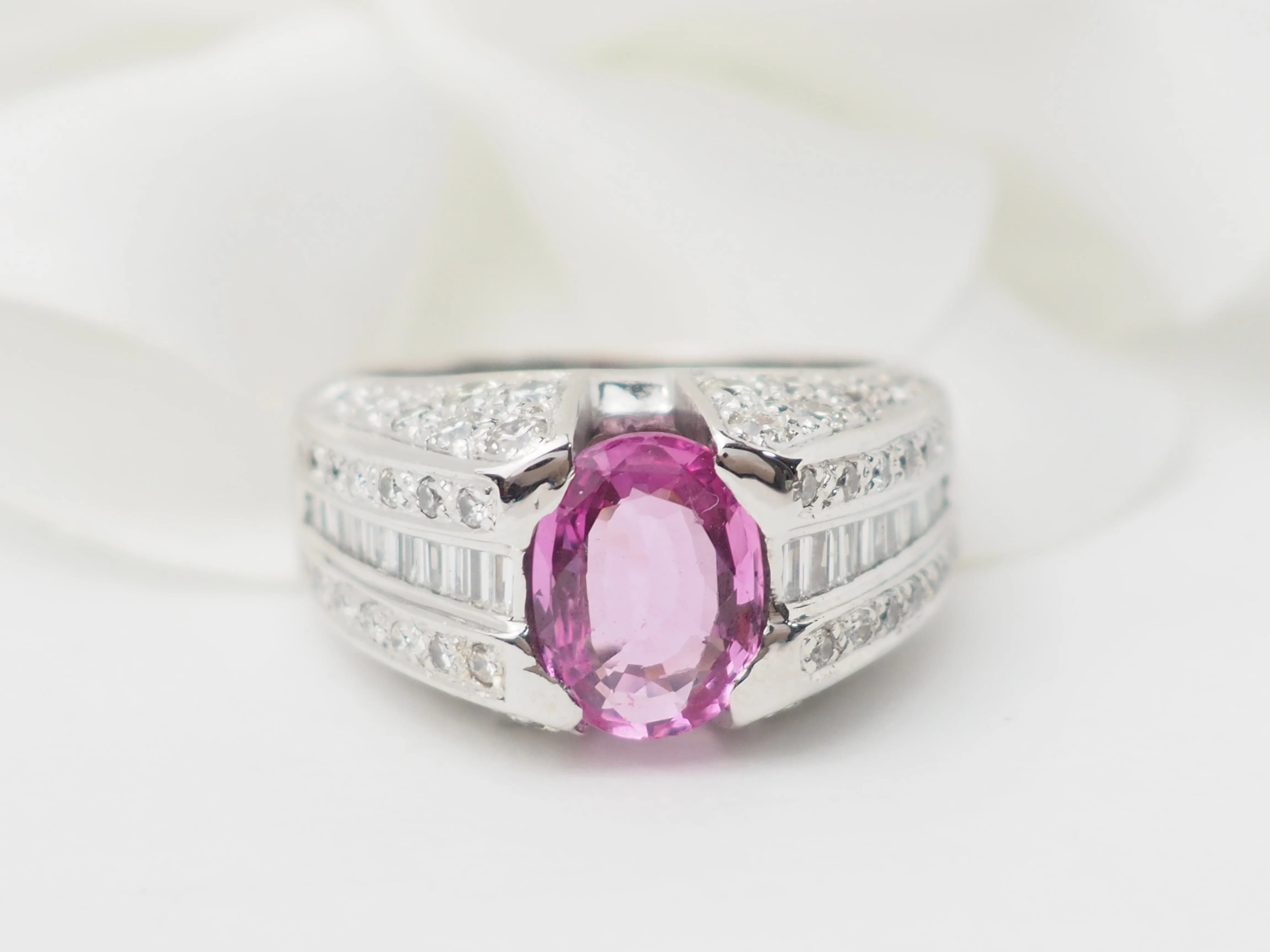 Bague jonc en or blanc, saphir rose et diamants sold by 58 Facettes product image thumbnail 3