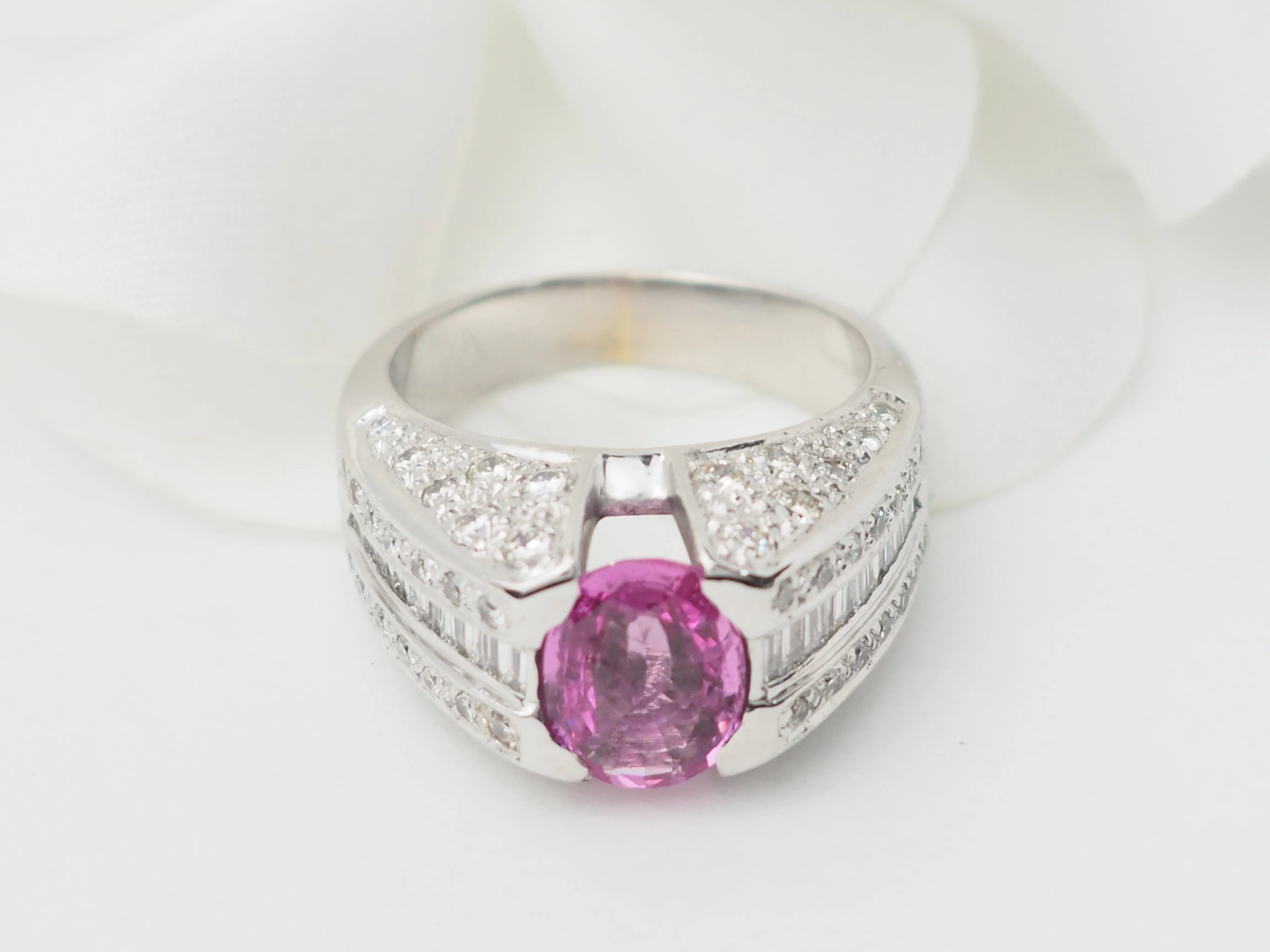 Bague jonc en or blanc, saphir rose et diamants sold by 58 Facettes product image thumbnail 4