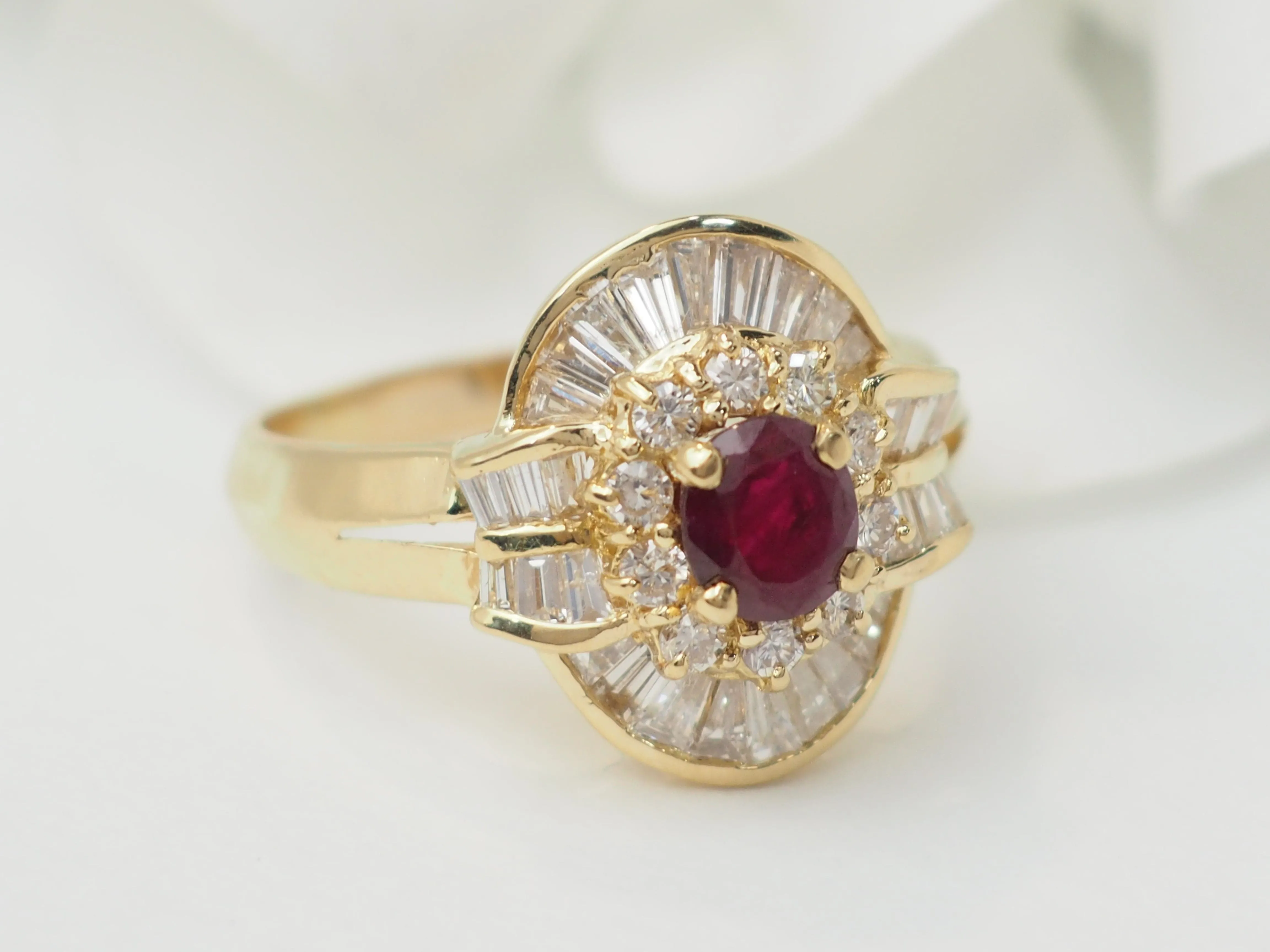 Bague jupe en or jaune 18 ct avec rubis et diamants sold by 58 Facettes product image thumbnail 4