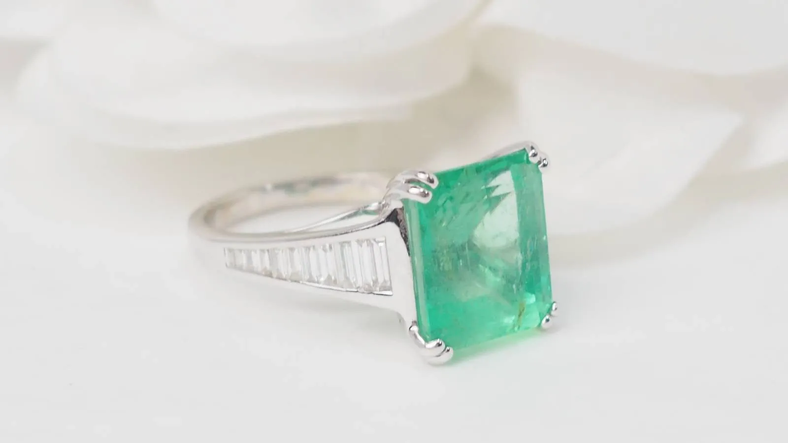 Bague en or blanc, Emeraude 7cts de Colombie et diamants sold by 58 Facettes product image thumbnail 4