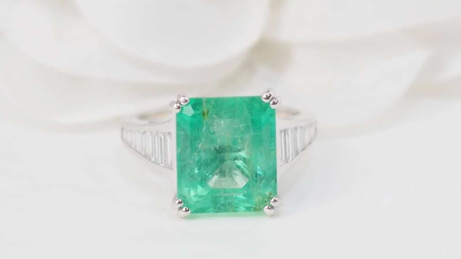 Bague en or blanc, Emeraude 7cts de Colombie et diamants sold by 58 Facettes product image thumbnail 5