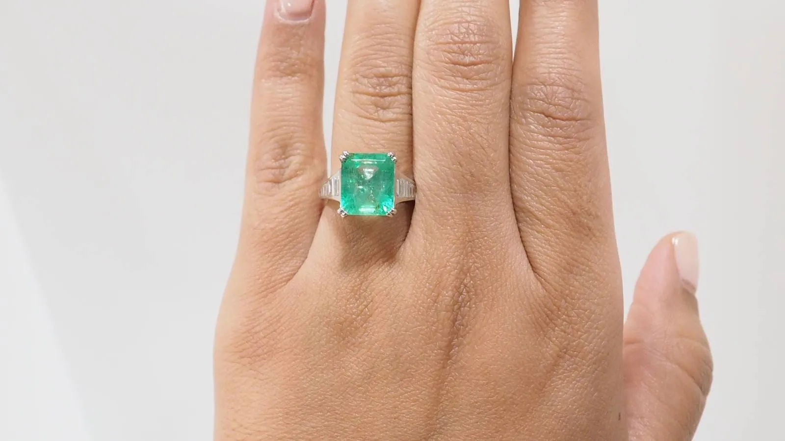 Bague en or blanc, Emeraude 7cts de Colombie et diamants sold by 58 Facettes product image thumbnail 2