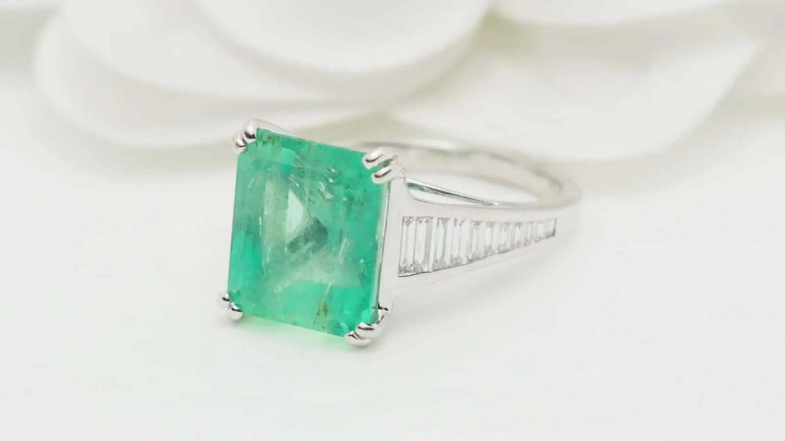 Bague en or blanc, Emeraude 7cts de Colombie et diamants sold by 58 Facettes product image thumbnail 3