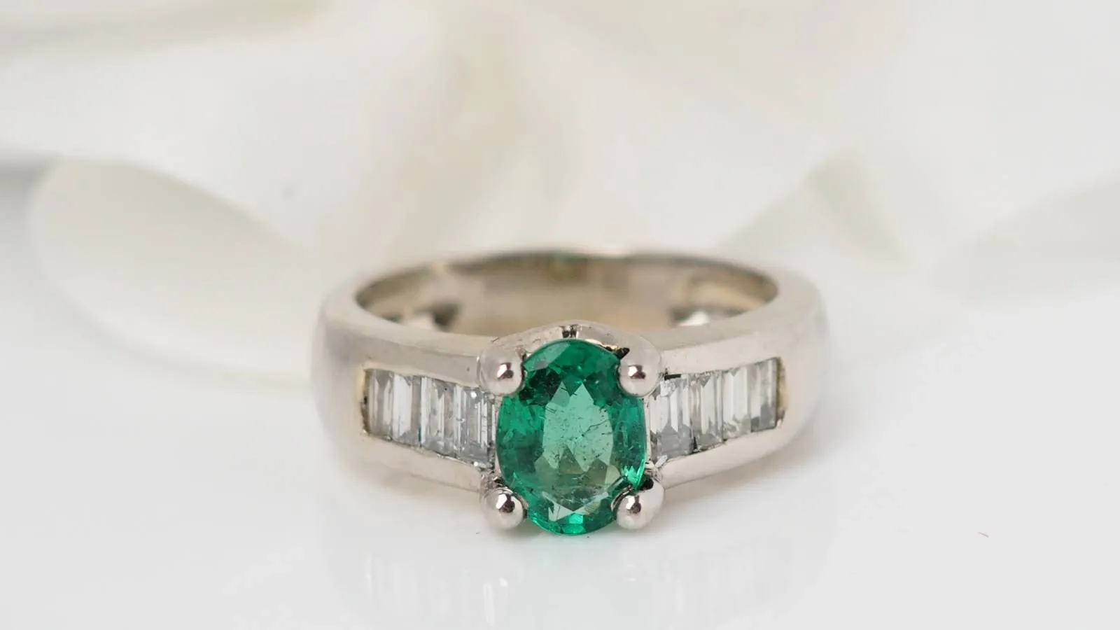 Bague en or blanc 18 ct avec émeraude et diamants baguette sold by 58 Facettes product image thumbnail 2