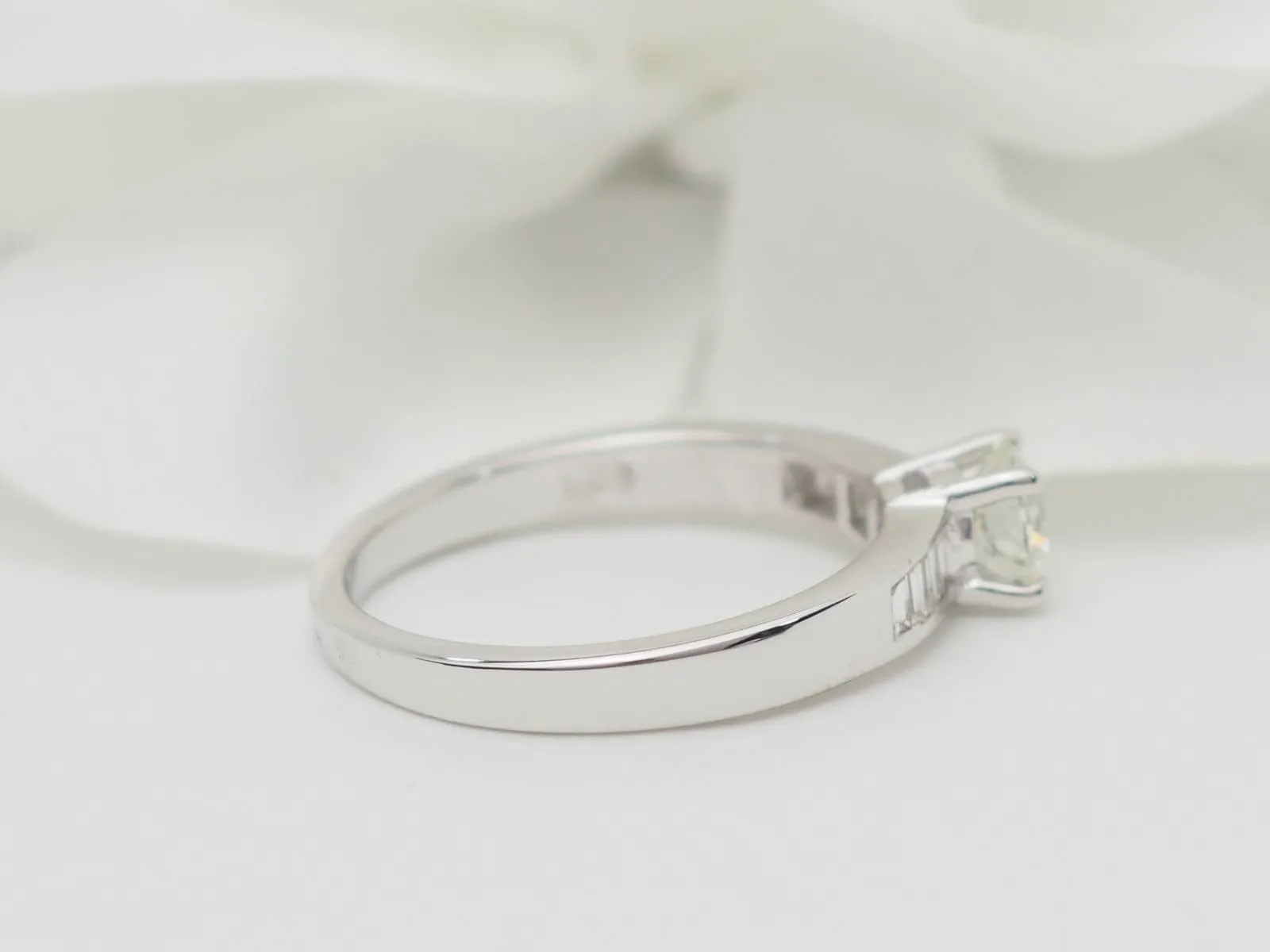 Solitaire en or blanc et diamant rond de 0,52 ct sold by 58 Facettes product image thumbnail 5