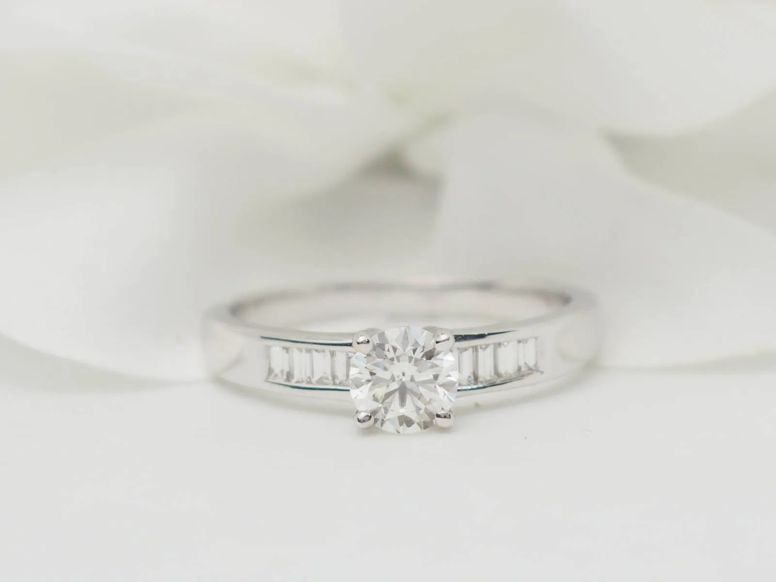 Solitaire en or blanc et diamant rond de 0,52 ct sold by 58 Facettes product image thumbnail 2