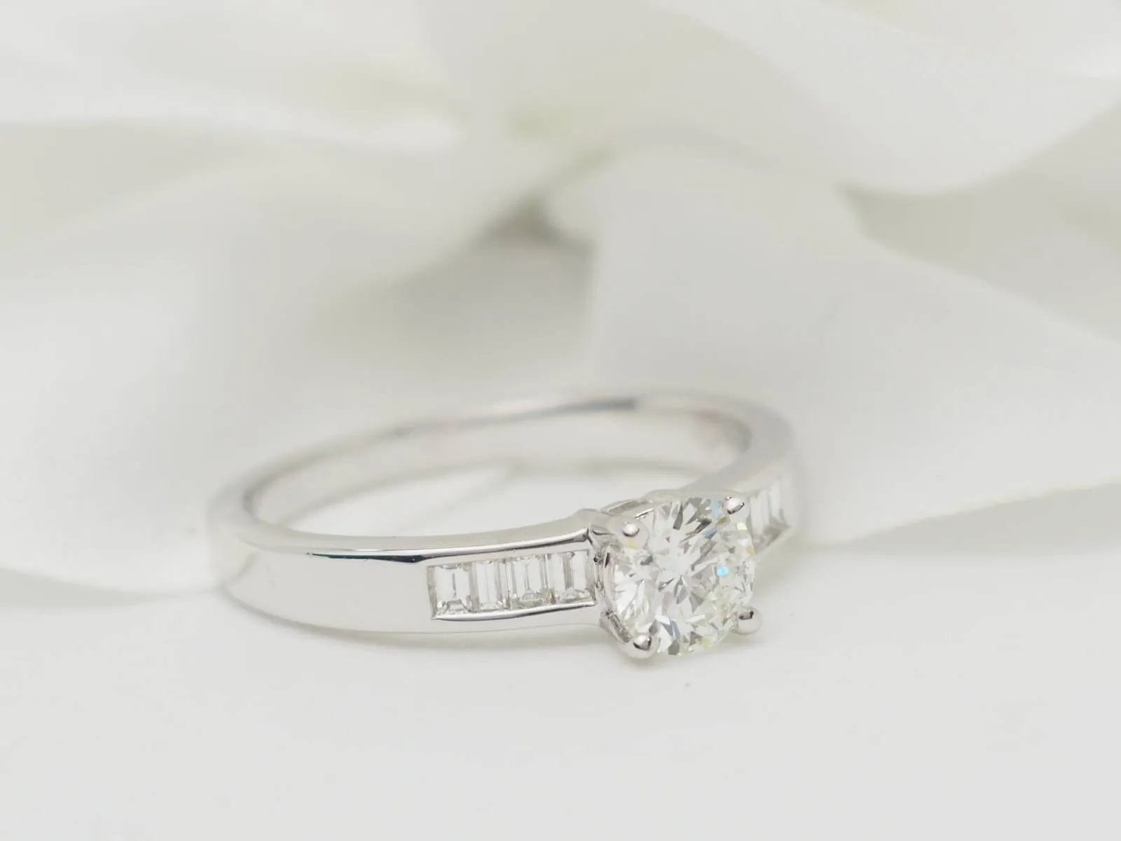 Solitaire en or blanc et diamant rond de 0,52 ct sold by 58 Facettes product image thumbnail 3