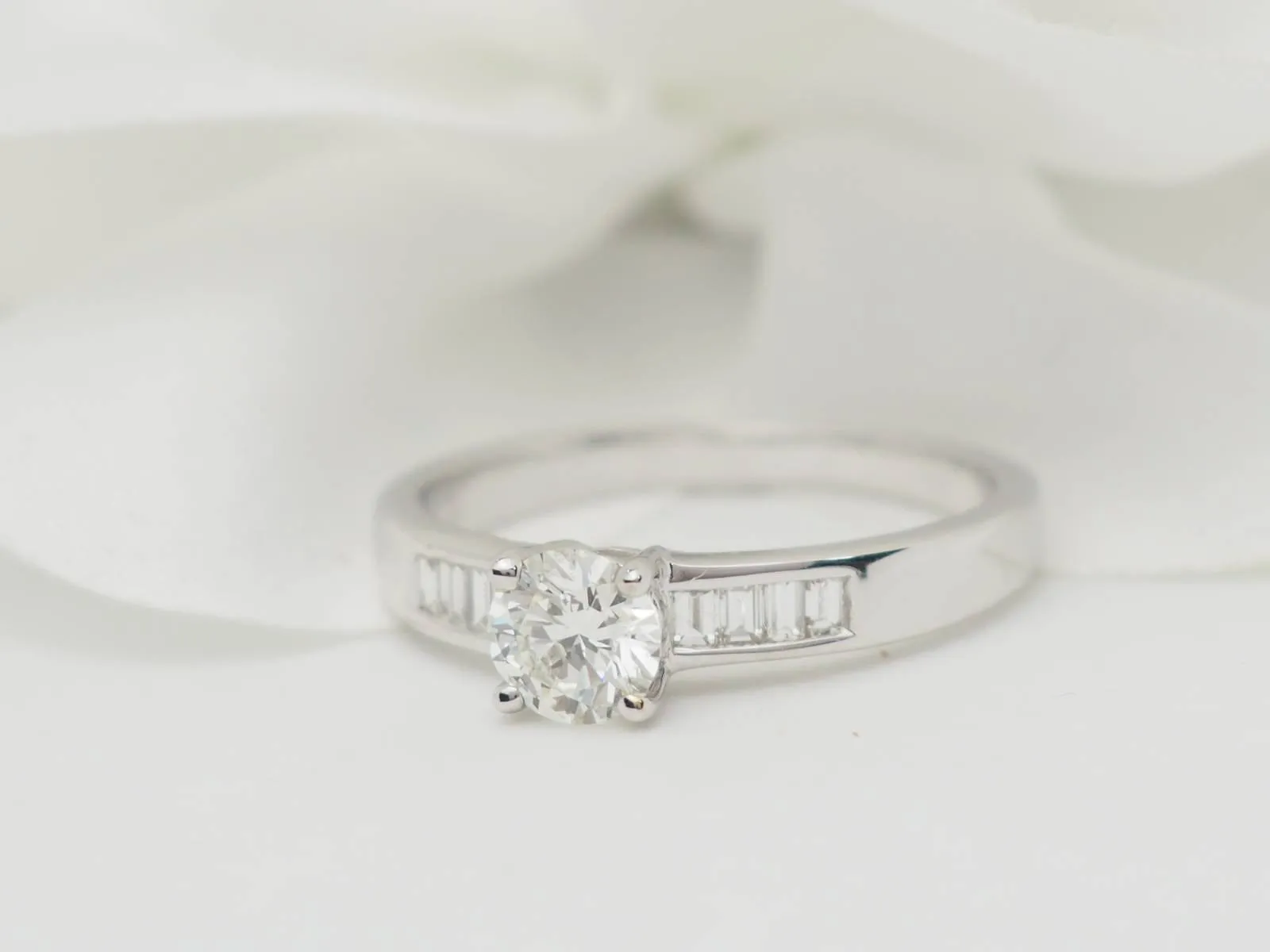 Solitaire en or blanc et diamant rond de 0,52 ct sold by 58 Facettes product image thumbnail 4