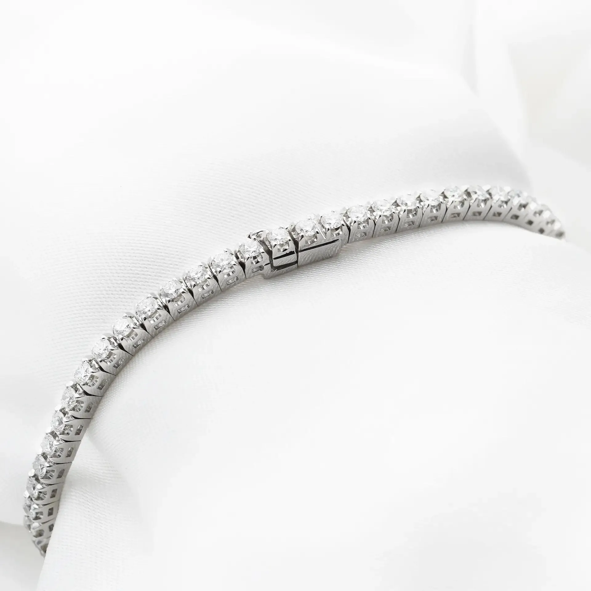 Bracelet de tennis en or blanc 2,96 ct sold by 58 Facettes product image thumbnail 3
