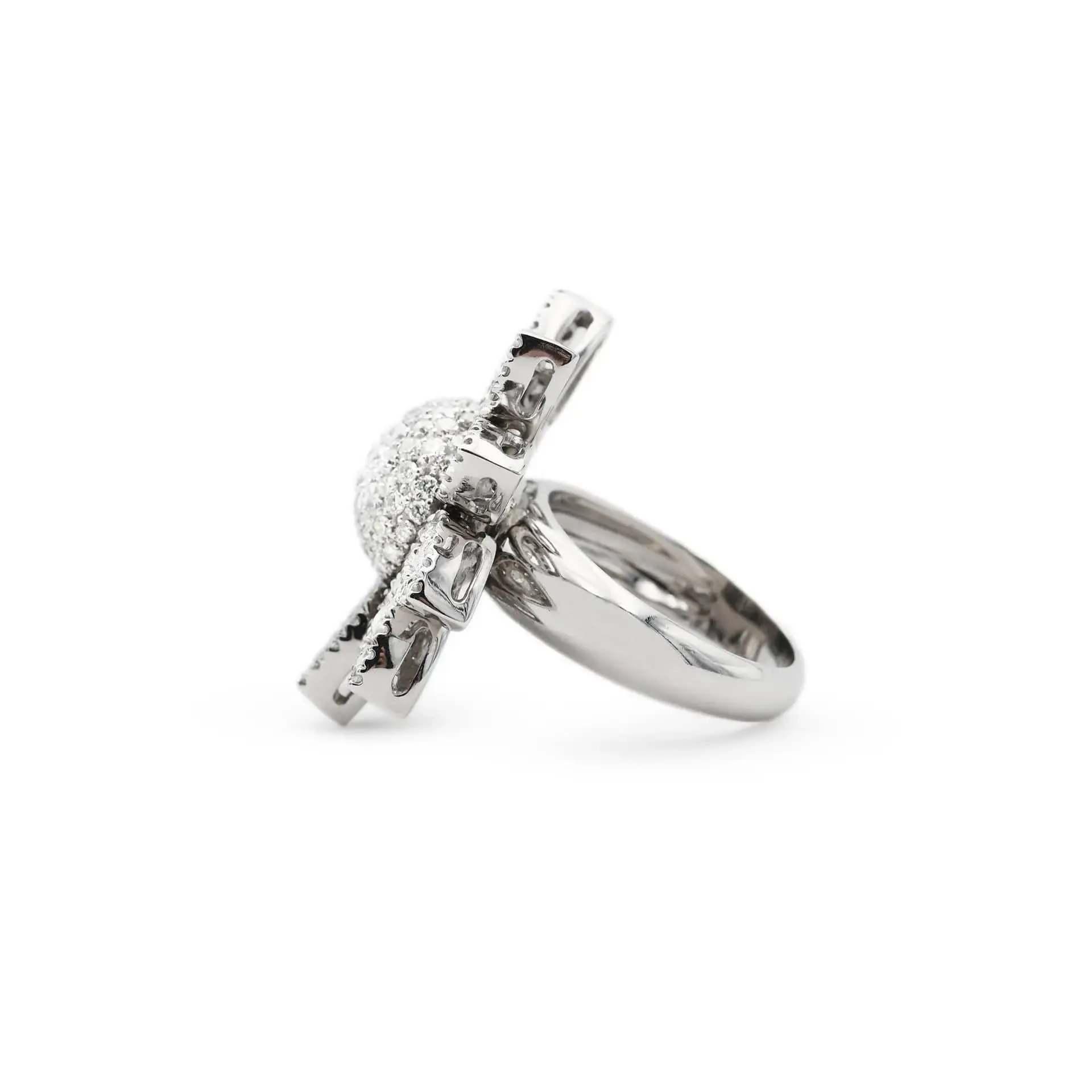 Bague en or blanc en forme de fleur sertie de diamants (2,1 carats) sold by 58 Facettes product image thumbnail 3