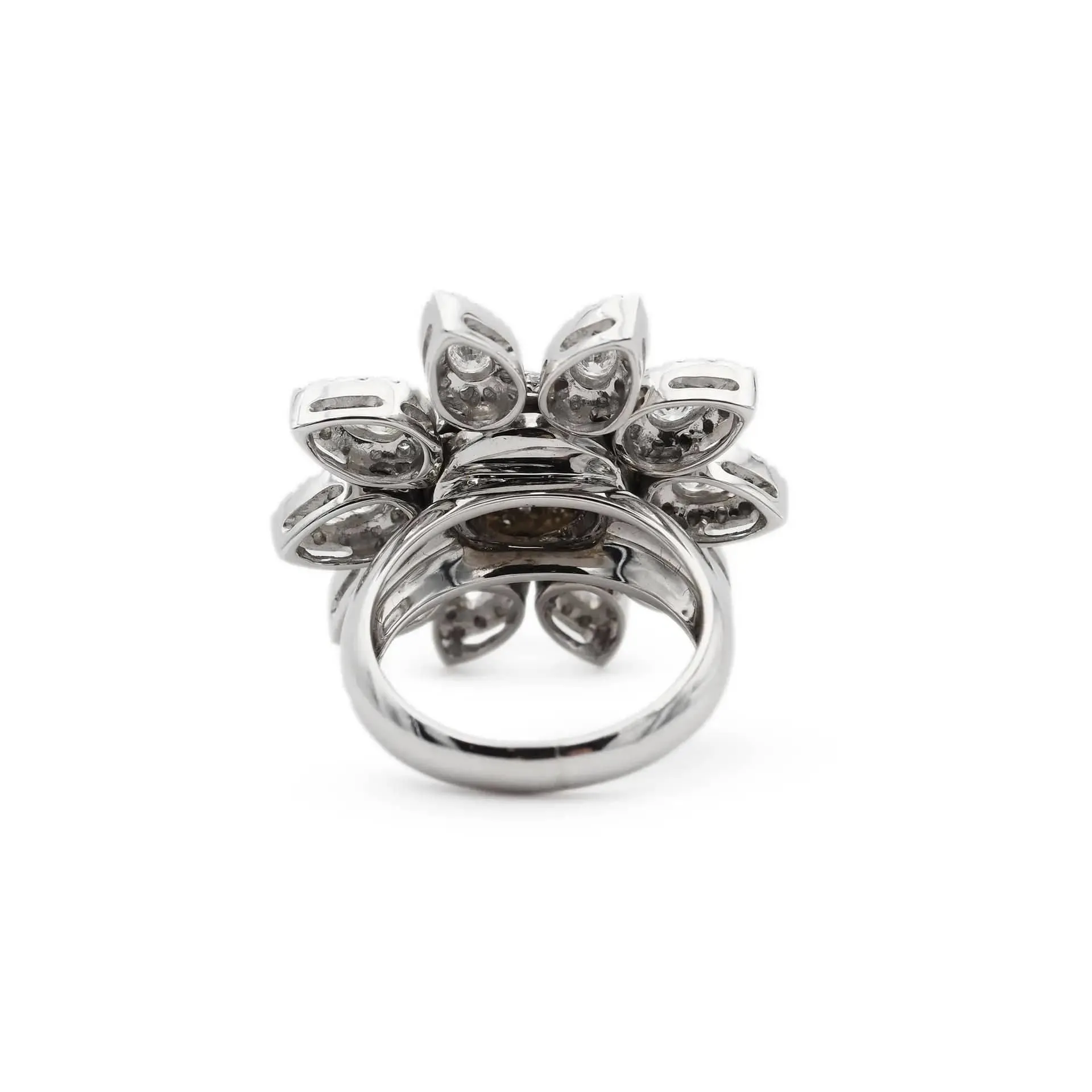 Bague en or blanc en forme de fleur sertie de diamants (2,1 carats) sold by 58 Facettes product image thumbnail 4