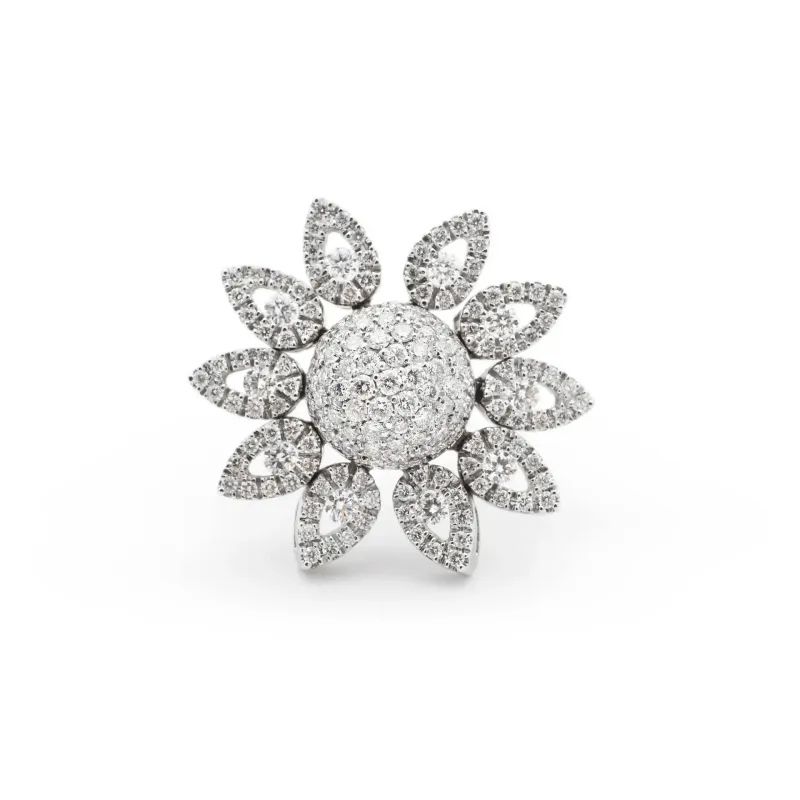 Bague en or blanc en forme de fleur sertie de diamants (2,1 carats) sold by 58 Facettes