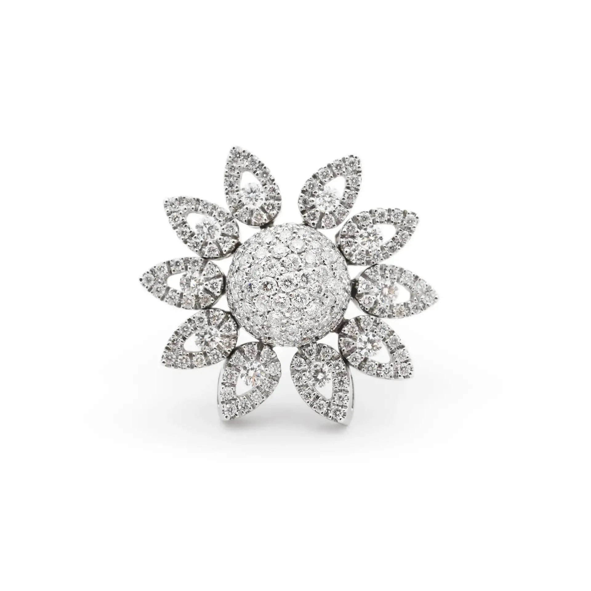 Bague en or blanc en forme de fleur sertie de diamants (2,1 carats) sold by 58 Facettes