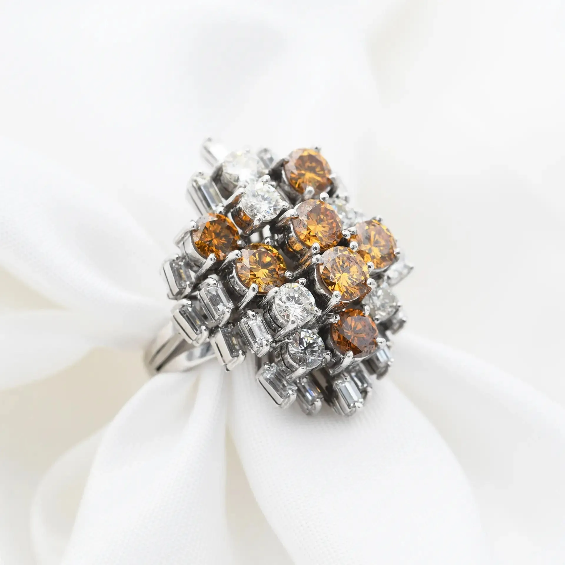 Bague en or blanc sertie de diamants jaunes et blancs sold by 58 Facettes product image thumbnail 4
