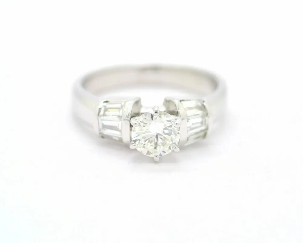 Bague solitaire 0,80 ct et baguettes latérales sold by 58 Facettes
