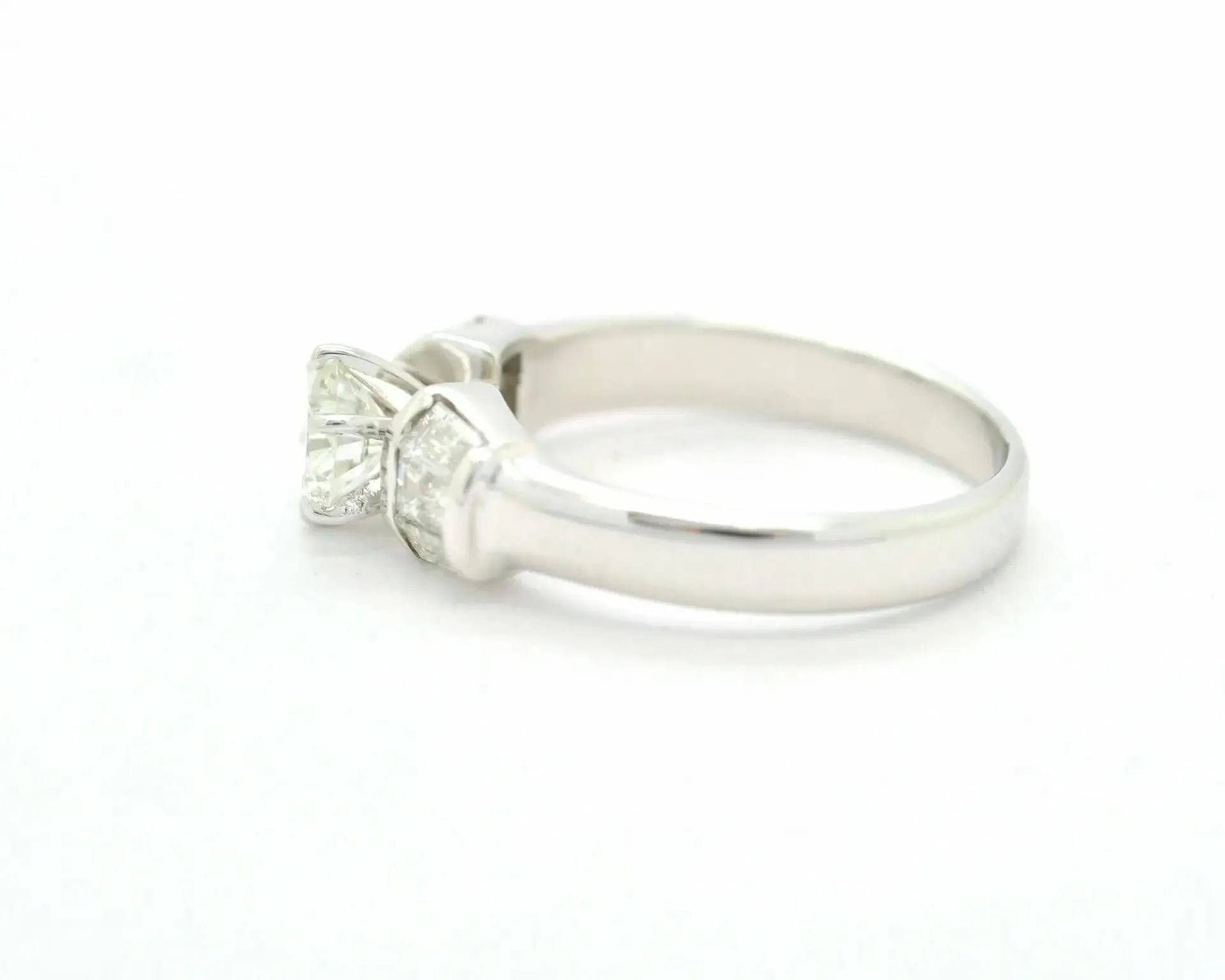 Bague solitaire - Diamant 0,80 ct en or blanc 18 carats sold by 58 Facettes product image thumbnail 2