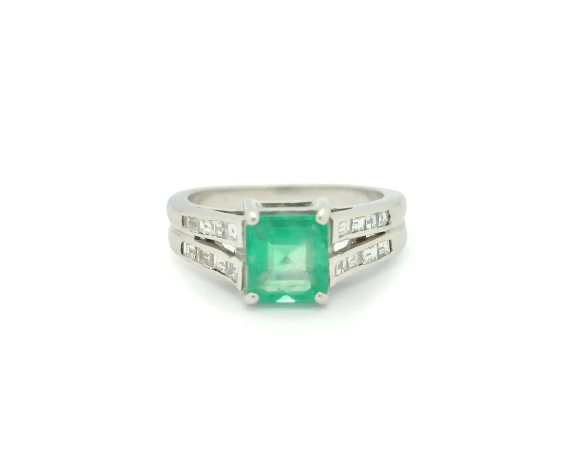 Bague en or blanc avec une émeraude brésilienne de 1,48 ct et des diamants latéraux sold by 58 Facettes