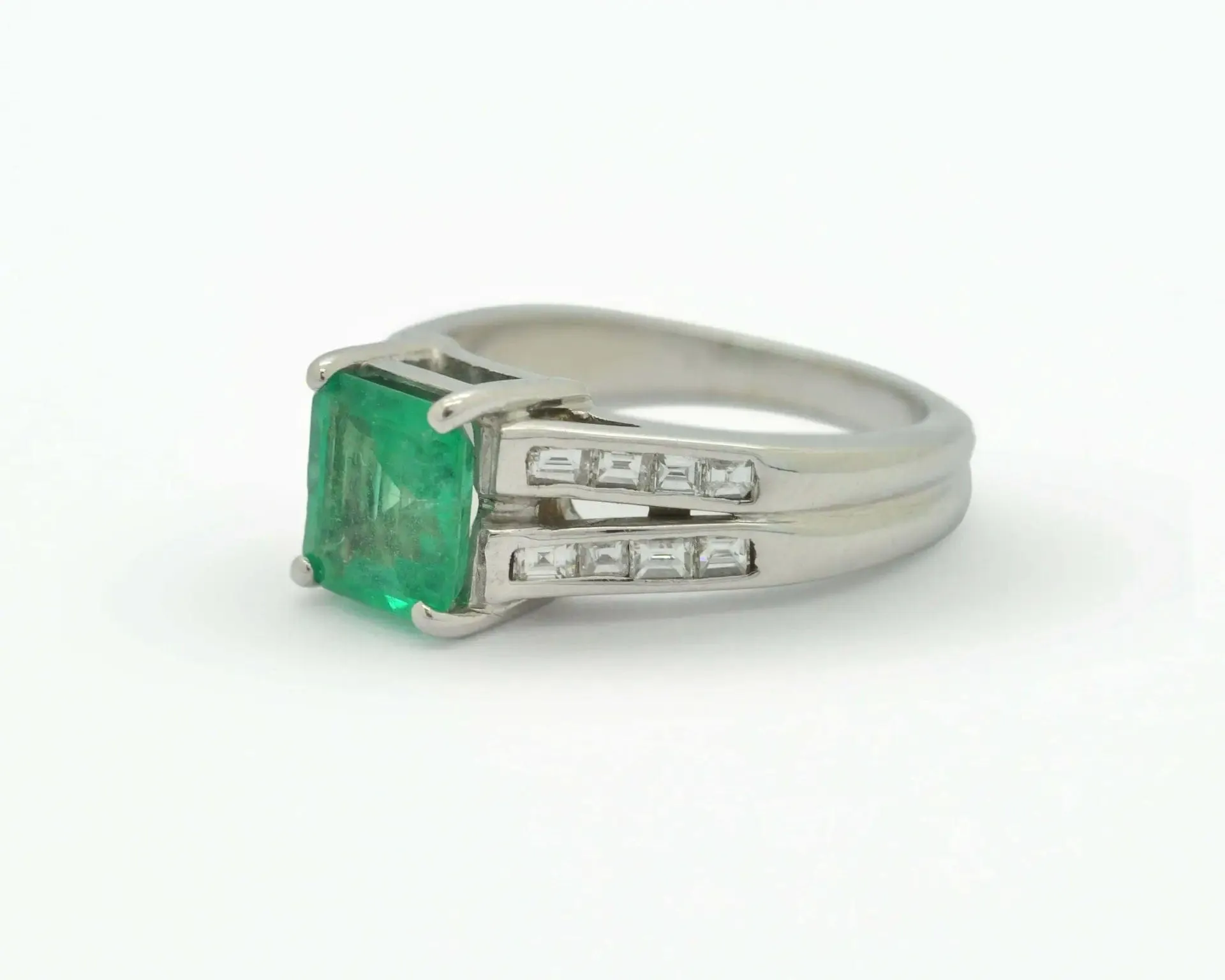 Bague en or blanc avec une émeraude brésilienne de 1,48 ct et des diamants latéraux sold by 58 Facettes product image thumbnail 2