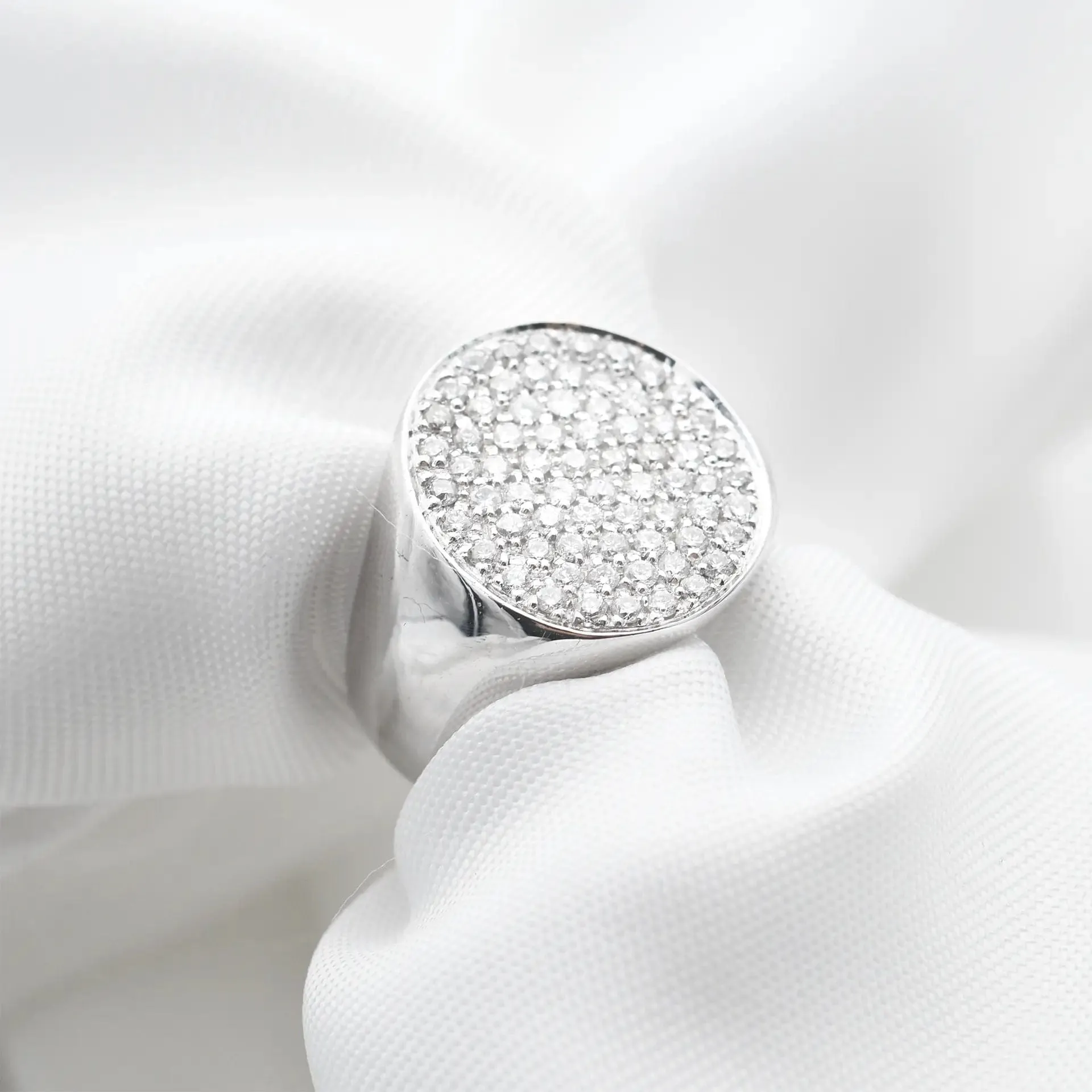 Bague chevalière pavée de diamants en or blanc 18 kt sold by 58 Facettes product image thumbnail 5