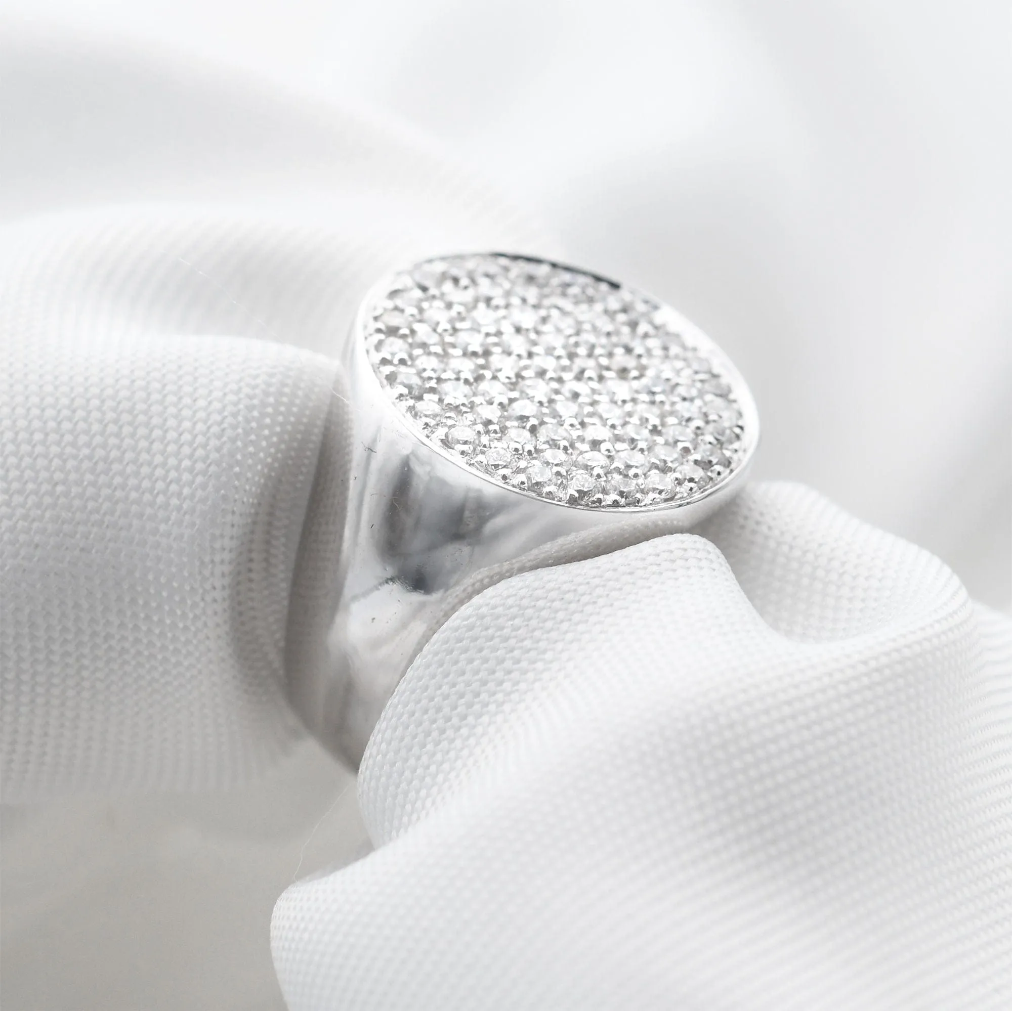 Bague chevalière pavée de diamants en or blanc 18 kt sold by 58 Facettes product image thumbnail 4