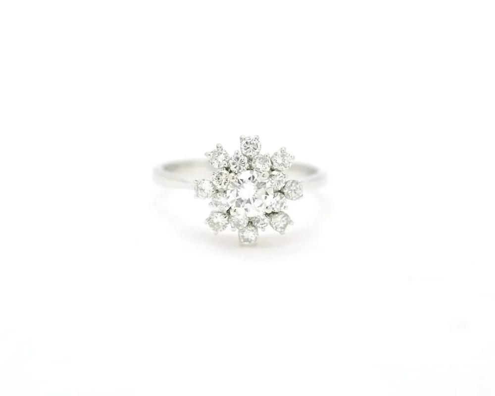 Bague en or blanc sertie d'un diamant central de 0,56 carat sur le pourtour. sold by 58 Facettes