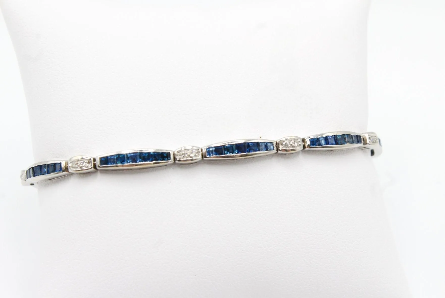 Bracelet or blanc, saphirs et diamants sold by 58 Facettes product image thumbnail 3