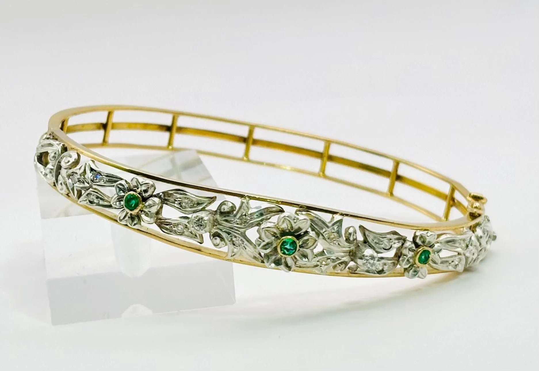 Bracelet en or jaune orné de motifs floraux en argent, émeraudes et diamants sold by 58 Facettes product image thumbnail 5