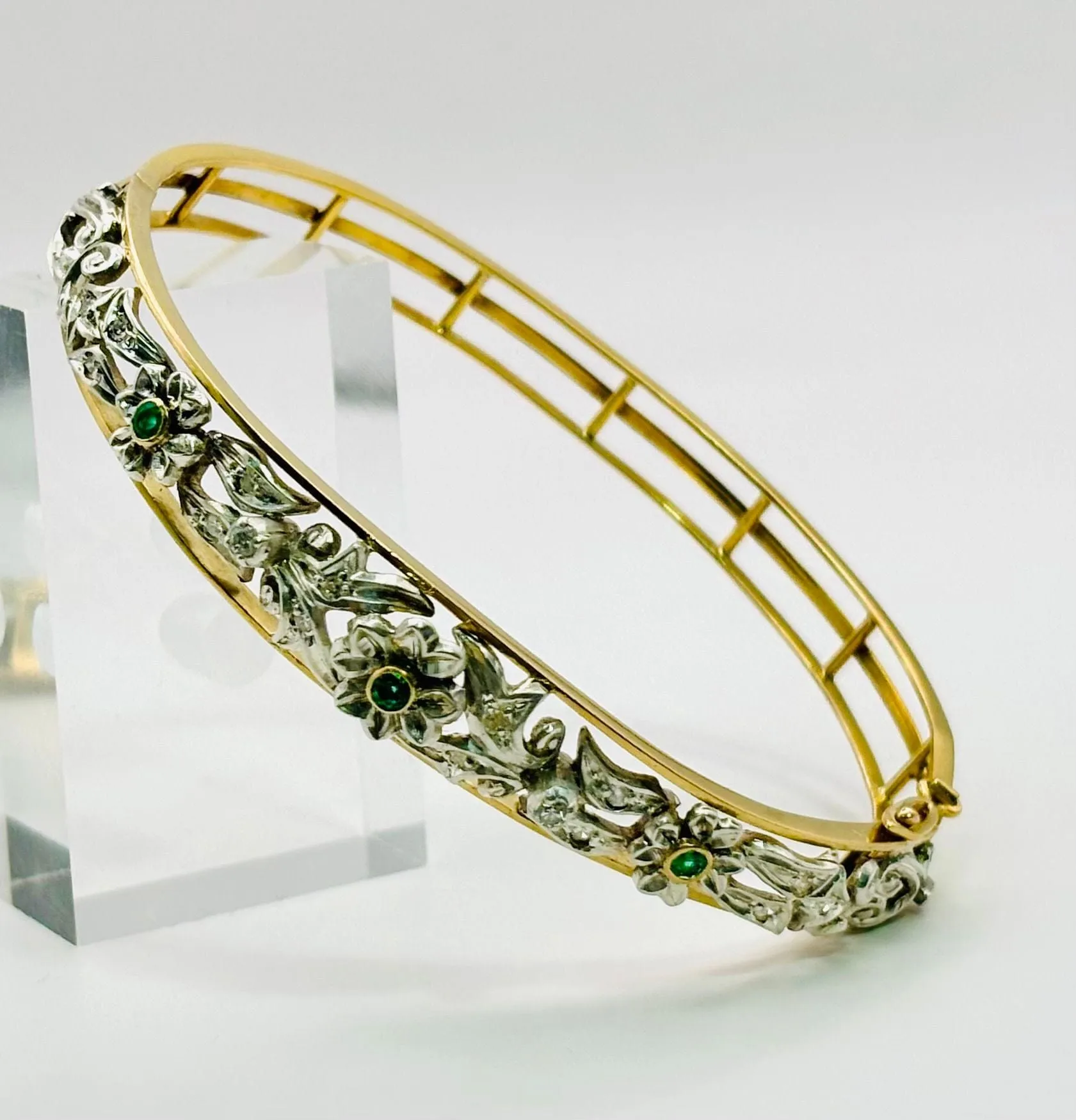 Bracelet en or jaune orné de motifs floraux en argent, émeraudes et diamants sold by 58 Facettes product image thumbnail 4