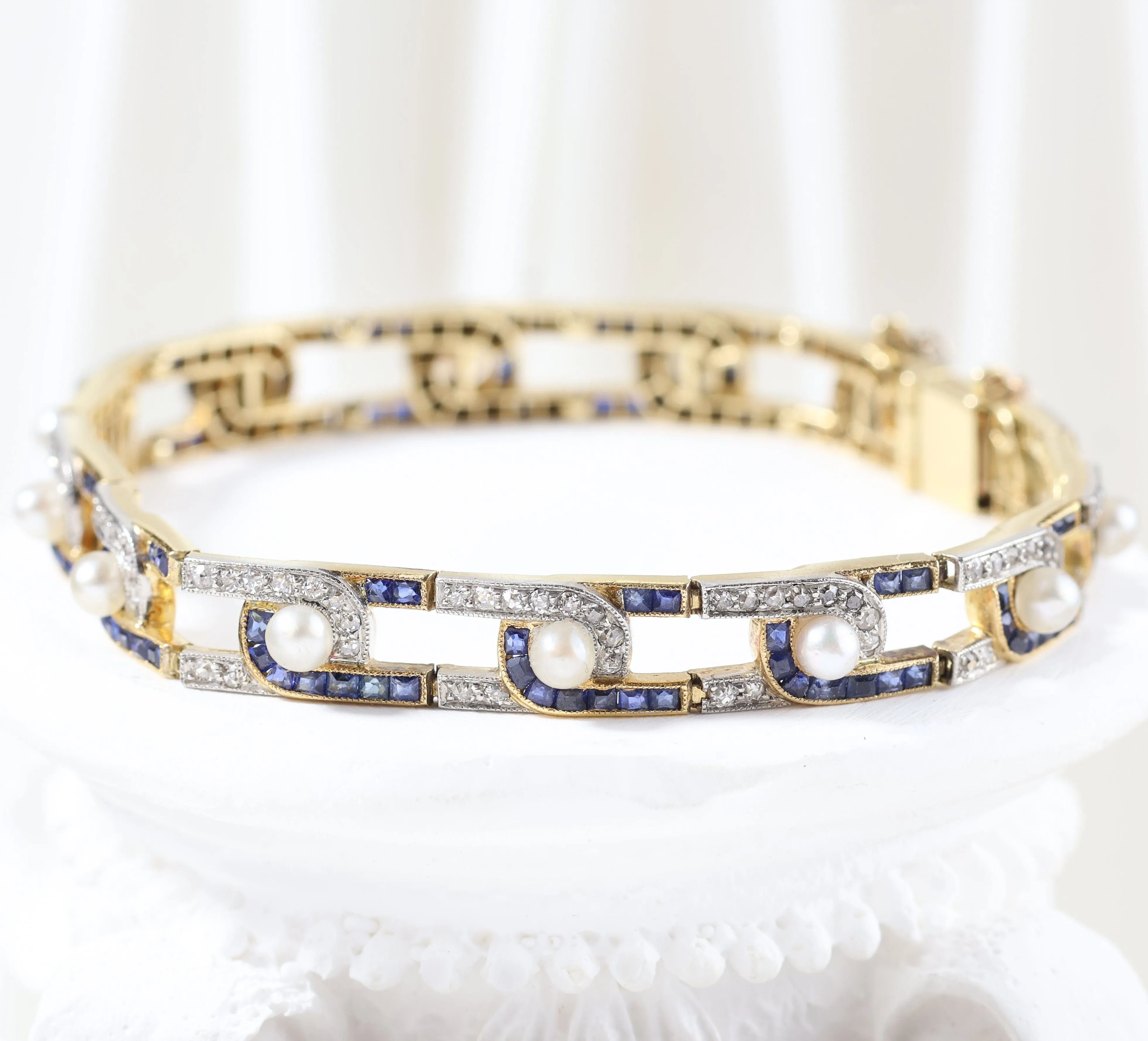 Bracelet vintage orné de diamants, de saphirs et de perles sold by 58 Facettes product image thumbnail 3