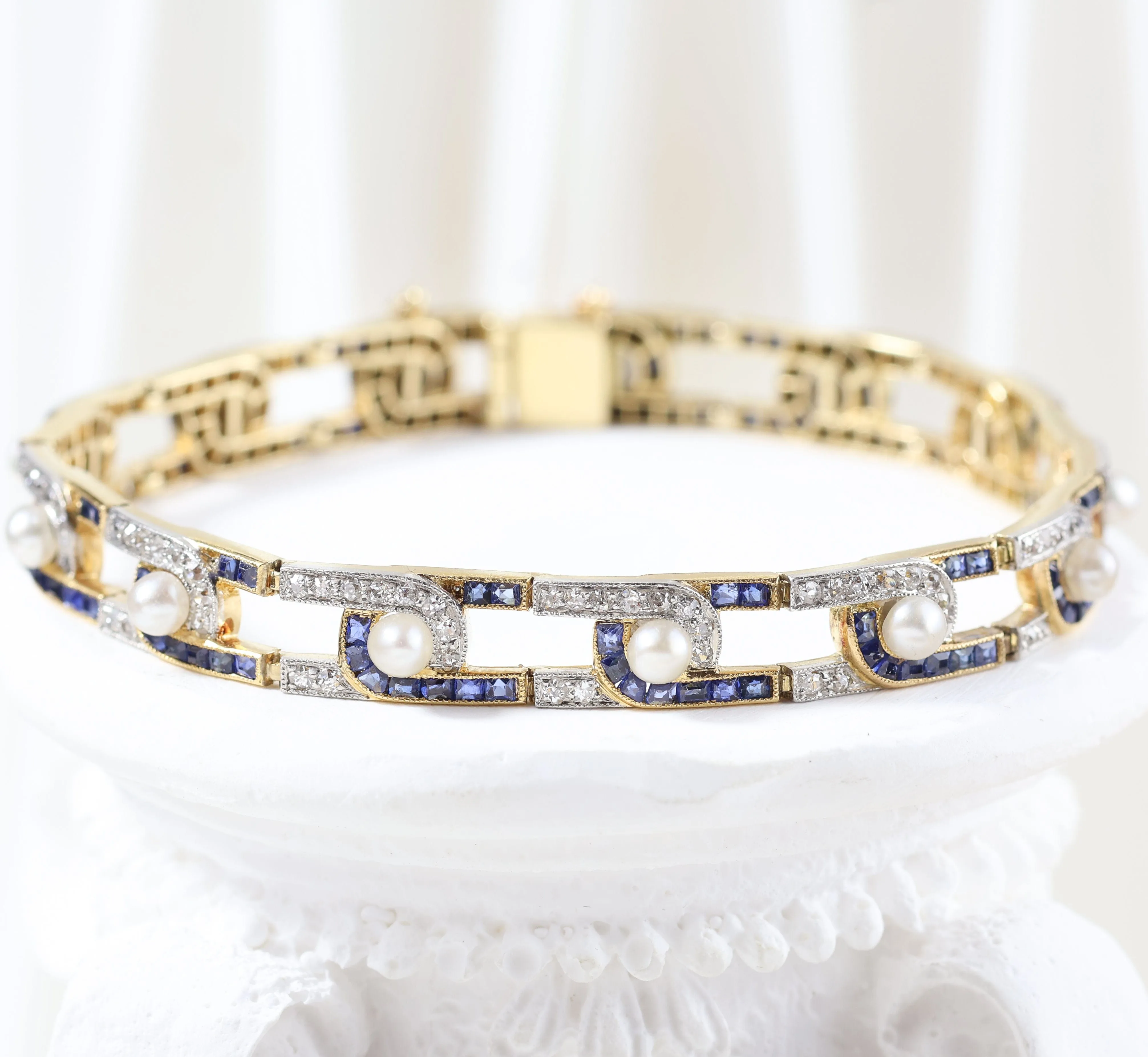 Bracelet vintage orné de diamants, de saphirs et de perles sold by 58 Facettes product image thumbnail 2