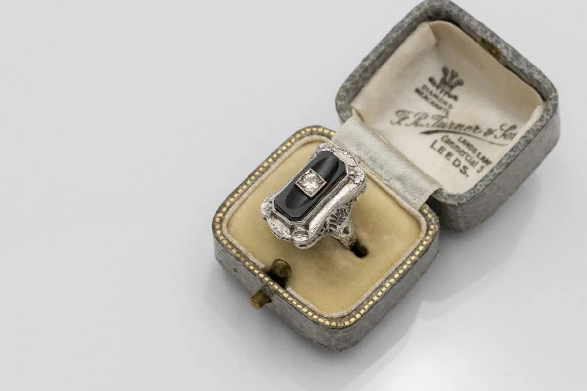 Vintage Art Déco diamond and onyx ring, 1930s. sold by 58 Facettes product image thumbnail 3