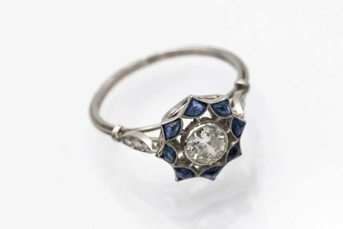 Old platinum ring with diamonds and sapphires, first half of the 20th century sold by 58 Facettes product image thumbnail 4