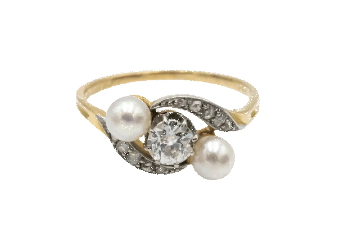 A charming yellow gold ring with diamonds and pearls sold by 58 Facettes