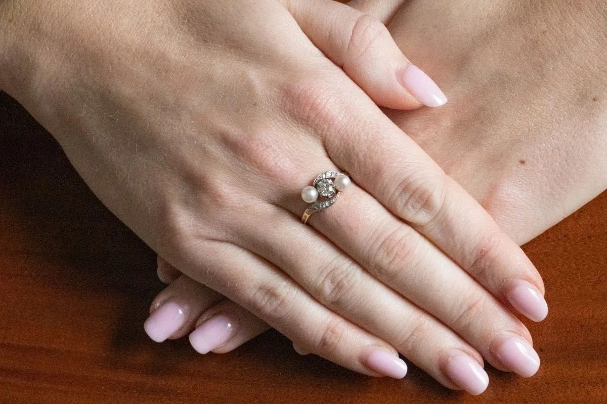 A charming yellow gold ring with diamonds and pearls sold by 58 Facettes product image thumbnail 2