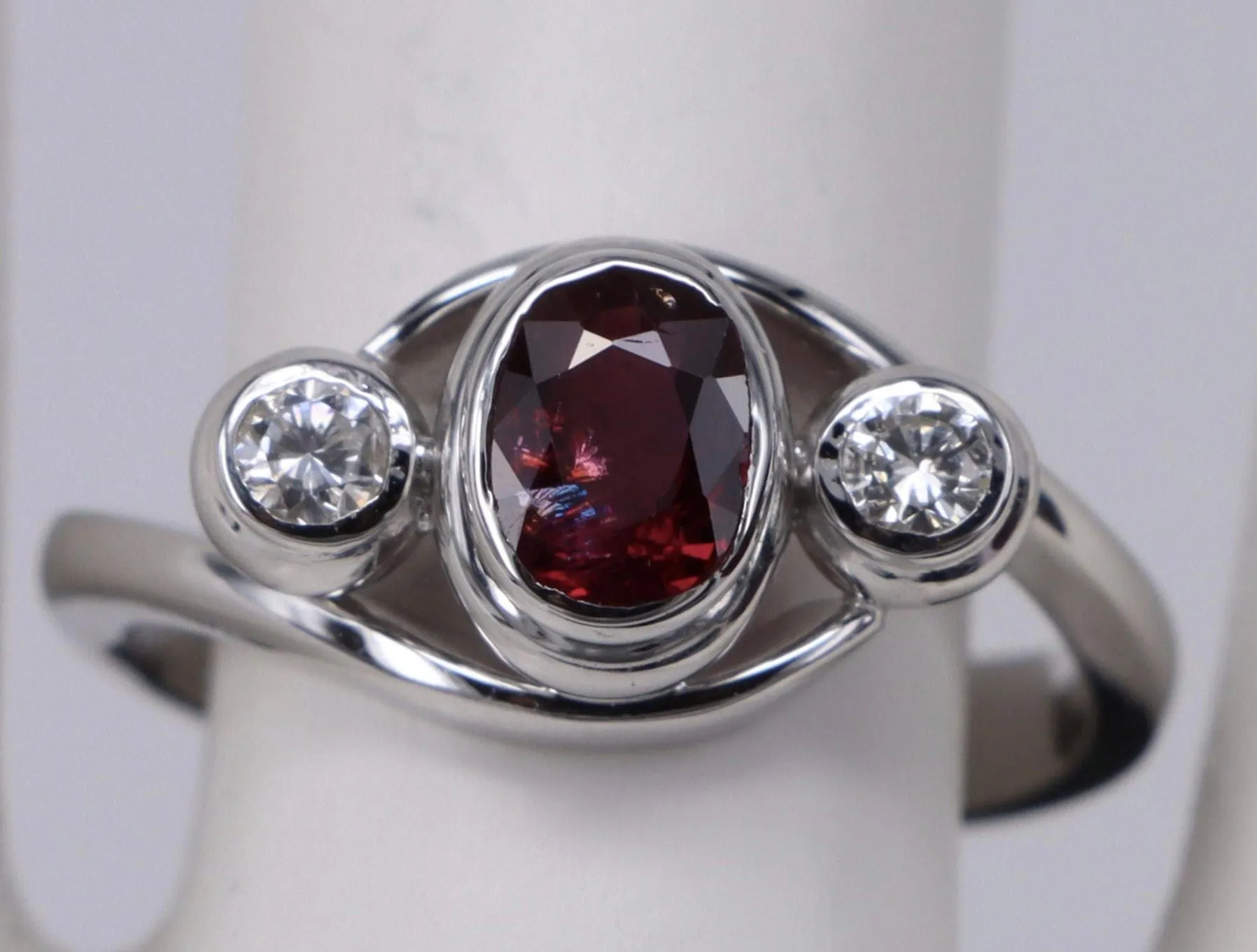 Bague ovale en or blanc rubis et diamants sold by 58 Facettes