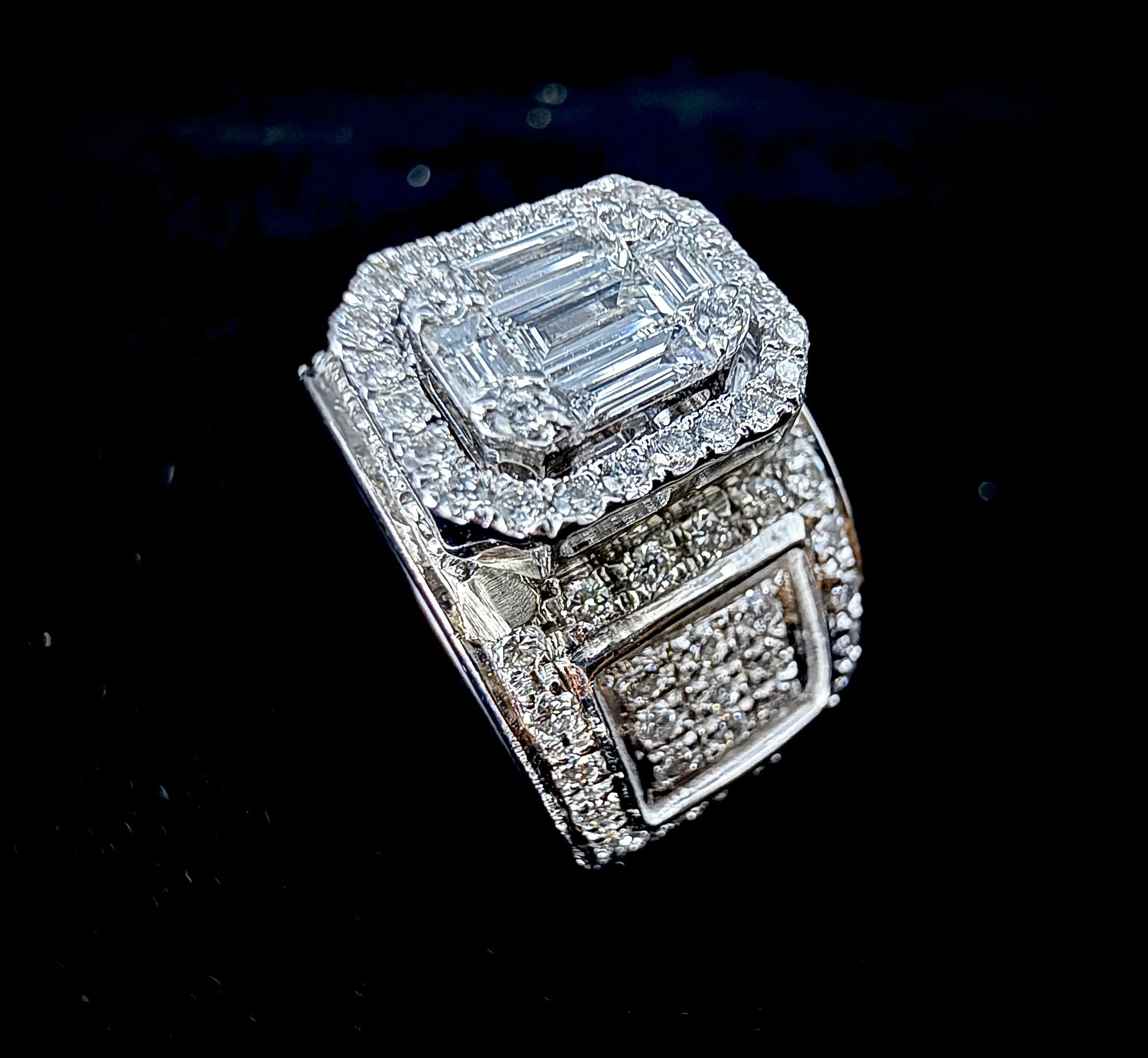 Bague or blanc sertie de 2,20 carats de diamants sold by 58 Facettes product image thumbnail 3
