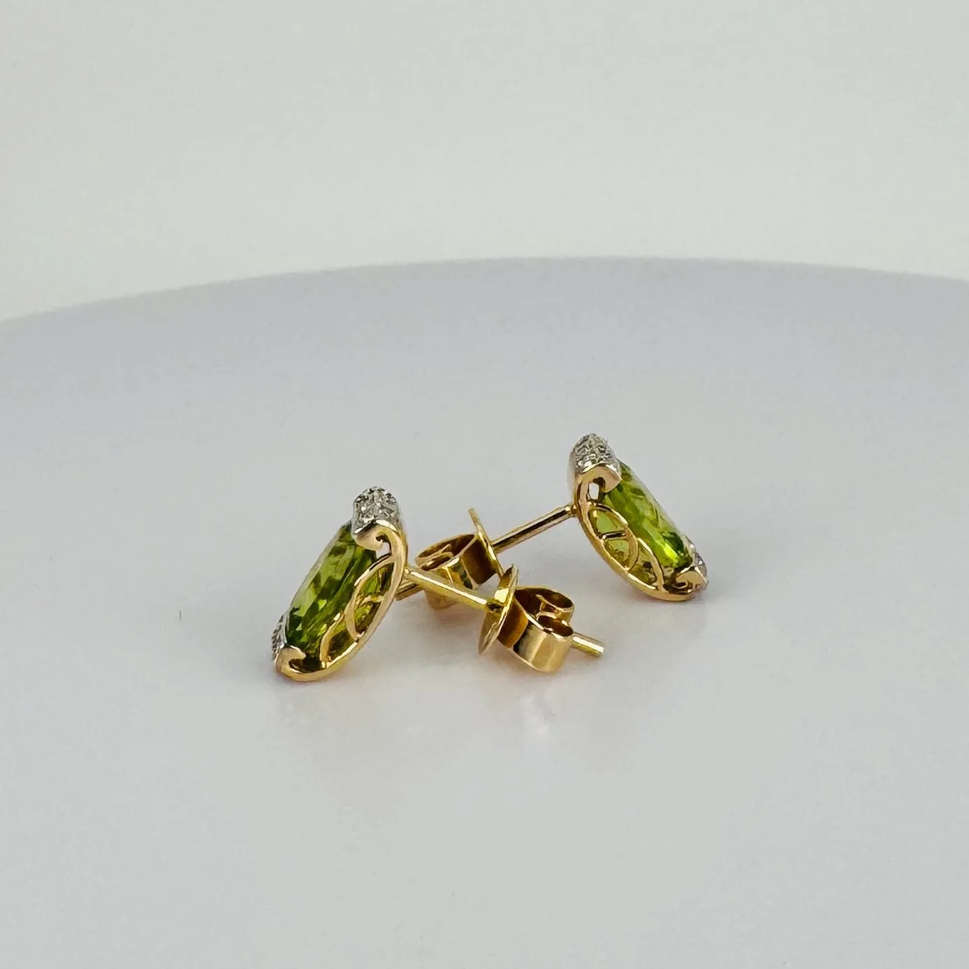 Boucles d'oreilles en or jaune, péridots ovales et diamants sold by 58 Facettes product image thumbnail 4