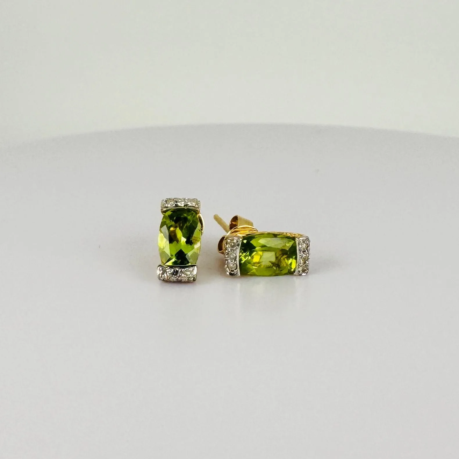 Boucles d'oreilles en or jaune, péridots ovales et diamants sold by 58 Facettes product image thumbnail 5