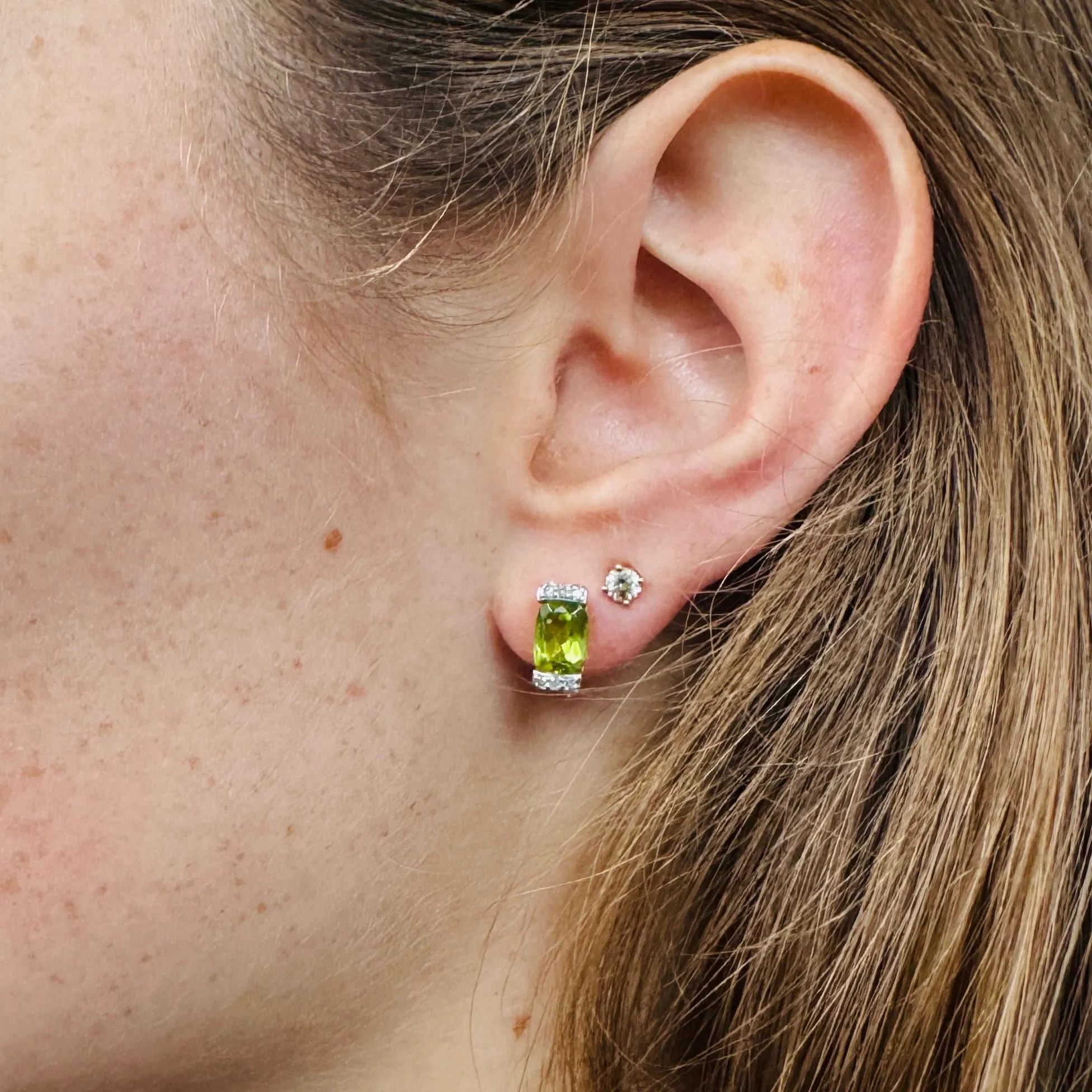 Boucles d'oreilles en or jaune, péridots ovales et diamants sold by 58 Facettes product image thumbnail 2